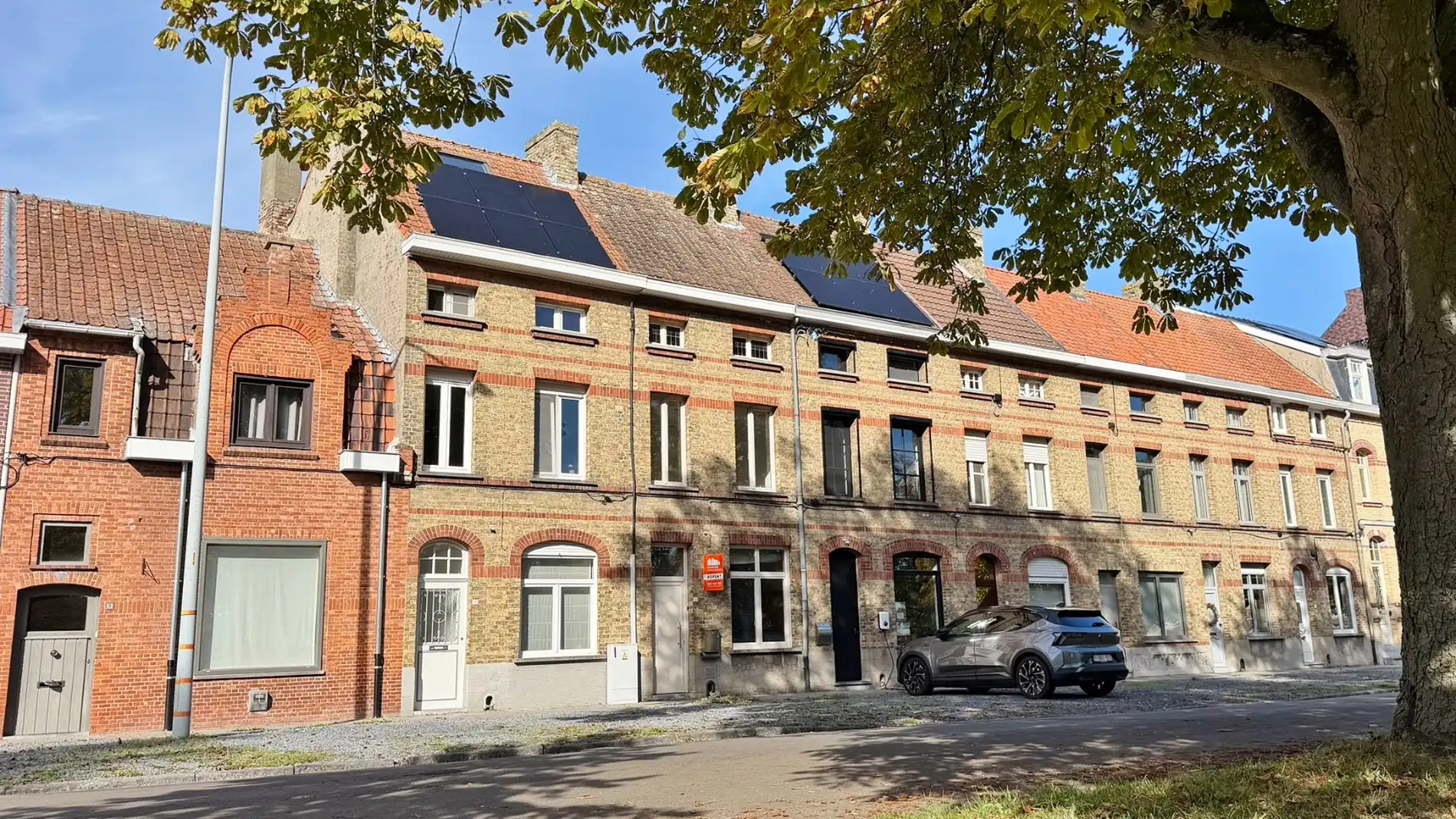Hoofdfoto van de publicatie: Te renoveren stadswoning met tuin en toegang langs achter met auto/fiets.