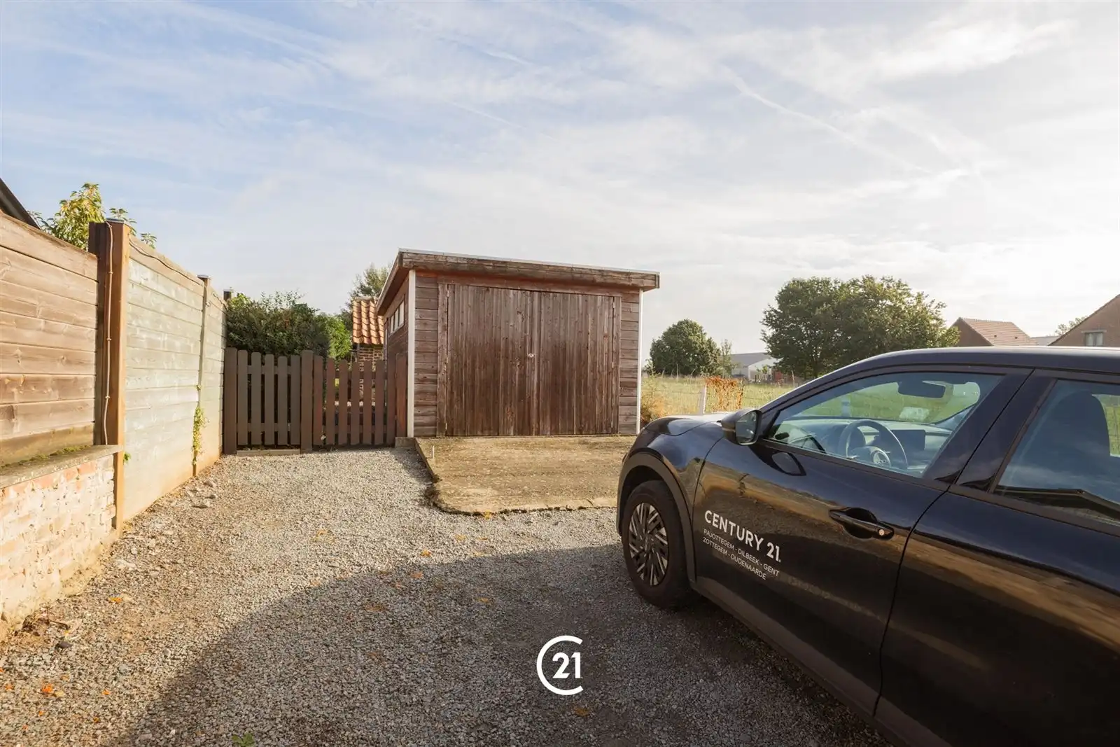 starterswoning met 2 slaapkamers, garage en aparte tuin foto 3