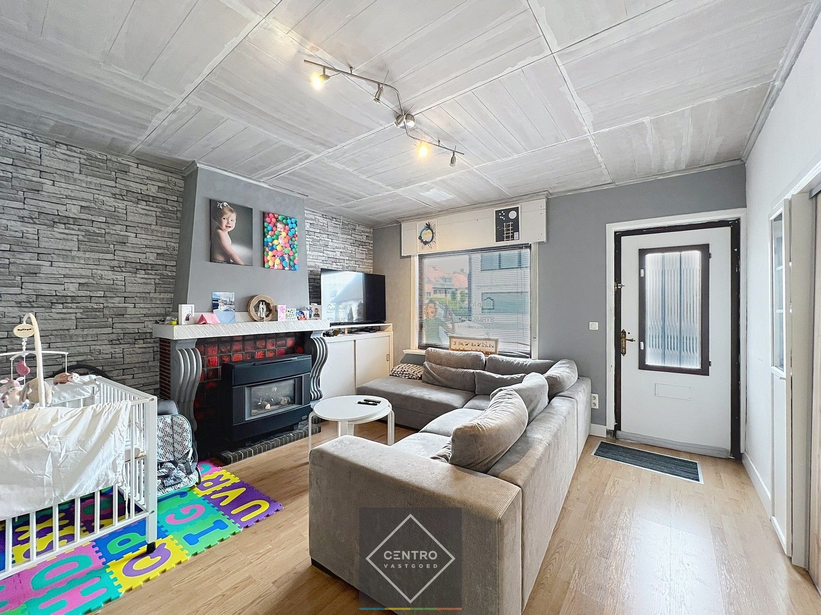 Voor de snelle beslisser! Leuke, BETAALBARE,  verder af te werken STARTERS-woning in het centrum van HEULE. foto 3