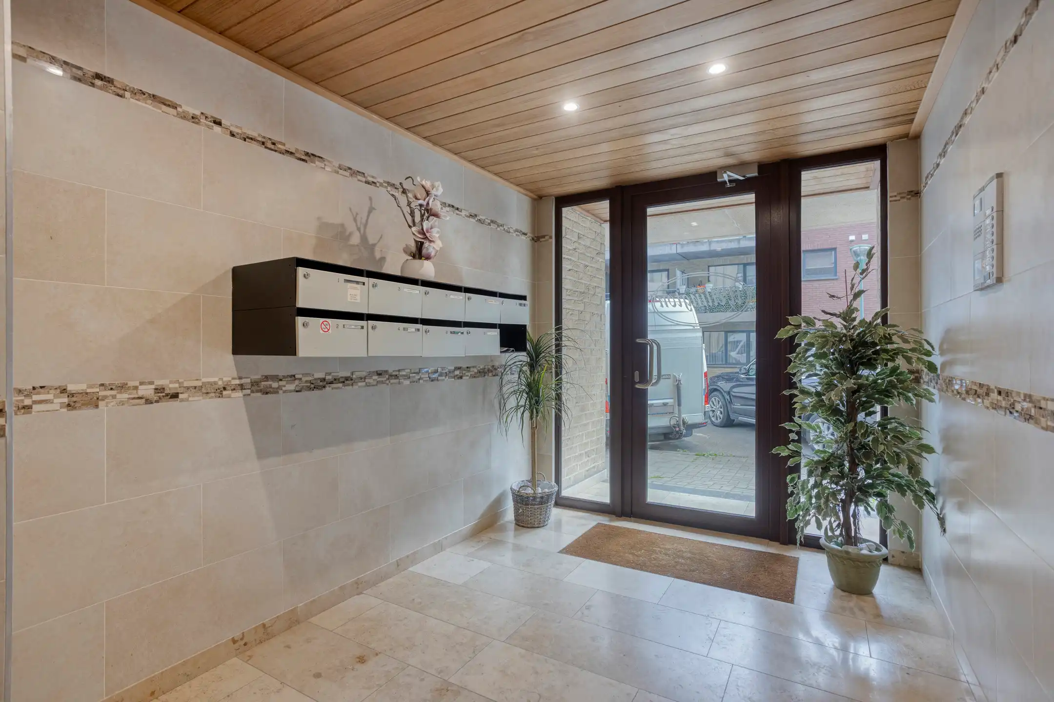 Instapklaar appartement met 2 slaapkamers en 2 terrassen foto 2