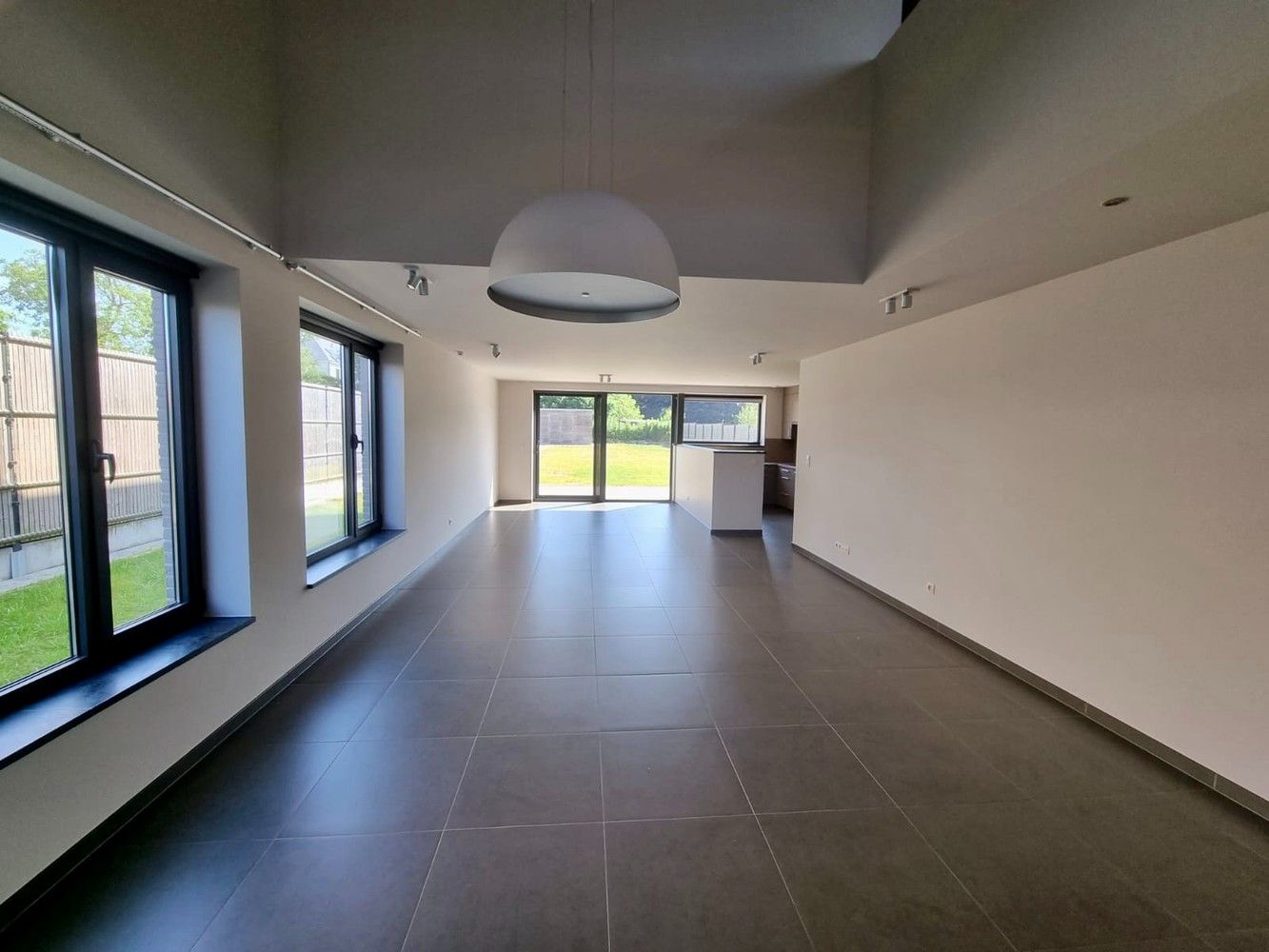 Ruime woning met 4 slaapkamers te huur! foto 3