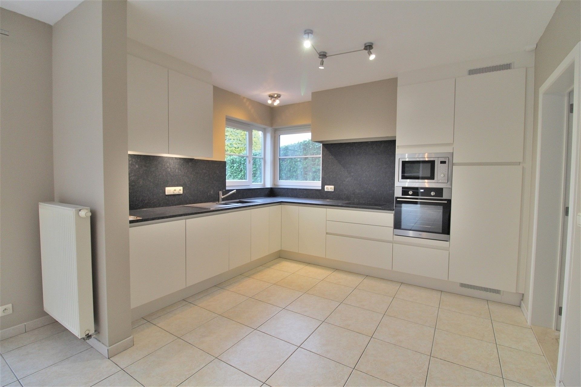 Rustig gelegen villa met ruime tuin foto 7