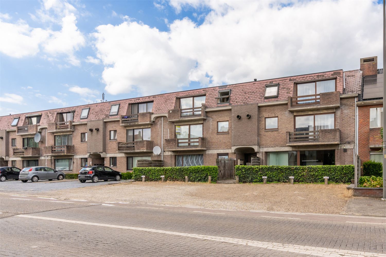 IDEALIS VASTGOED - APPARTEMENT OP 1ste  VERDIEP MET RUIM 80M² BEWOONBARE OPPERVLAKTE, 2 SLAAPKAMERS EN INPANDIGE GARAGE IN HET HARTJE VAN BOCHOLT foto {{pictureIndex}}