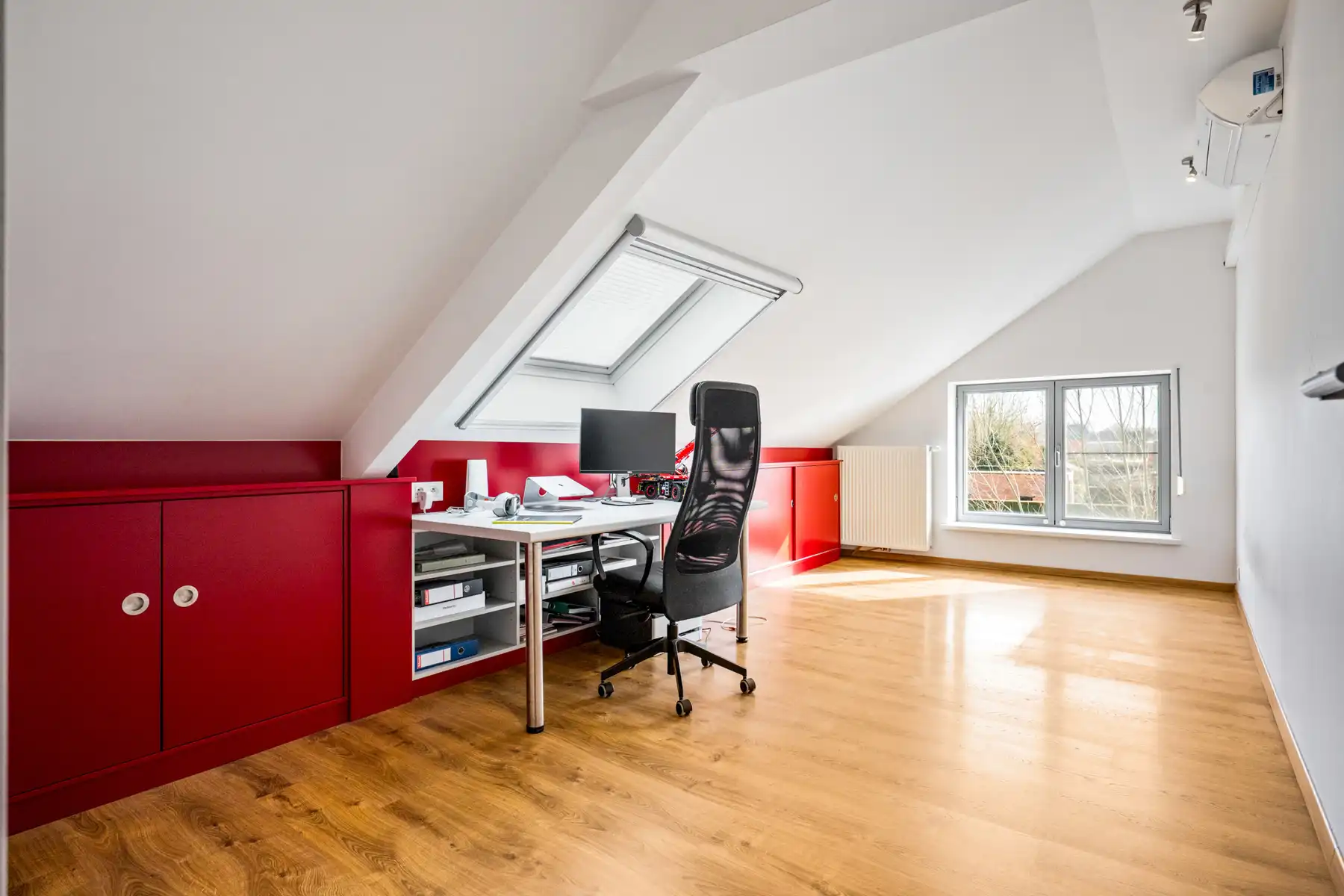 Villa met 5 slpk, 2 badkamers, ruime tuin, garage en kelder foto 19