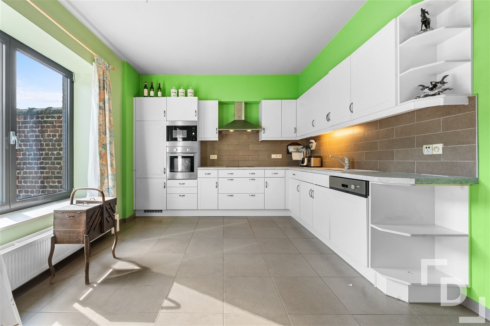 Zeer ruim appartement op toplocatie te koop in Ieper foto 13