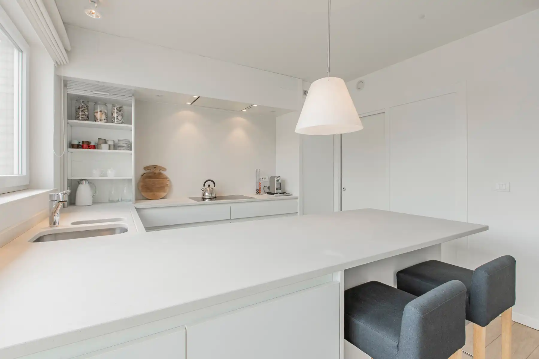 Uitzonderlijk ruim en modern gemeubelde triplex met zonneterras foto 4