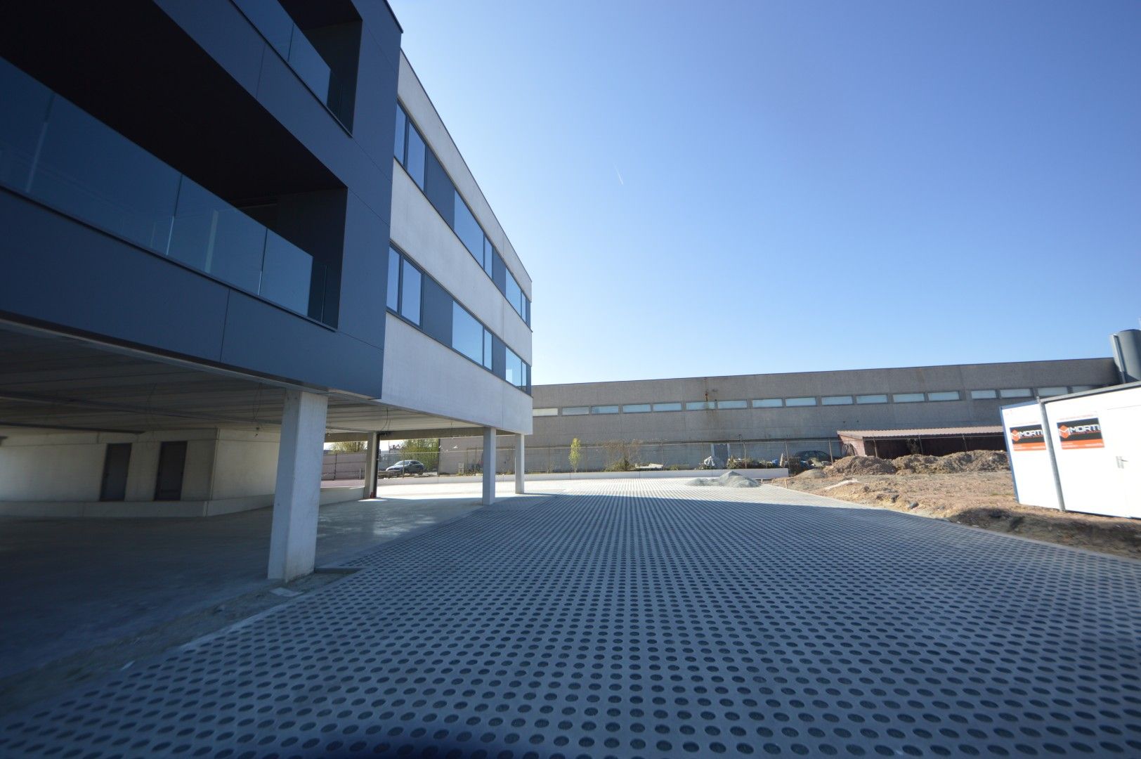 NIEUWBOUWKANTOREN MET PARKING NABIJ E40 foto 21