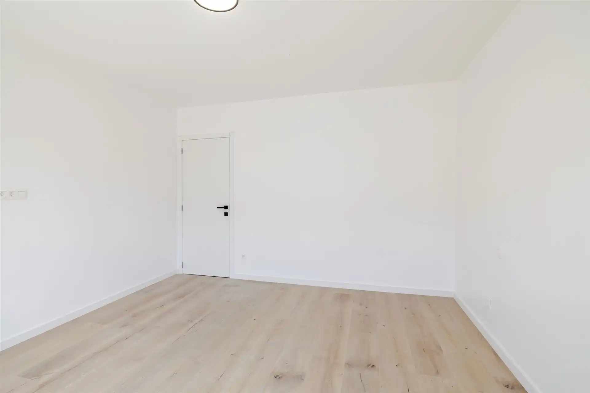 Uitstekend gerenoveerde woning met 3 slks en tuin foto 13