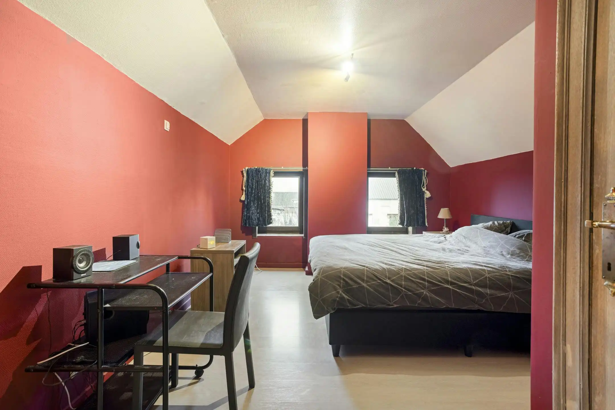 Instapklaar huis met ruime tuin te koop in het landelijke Aarsele foto 8