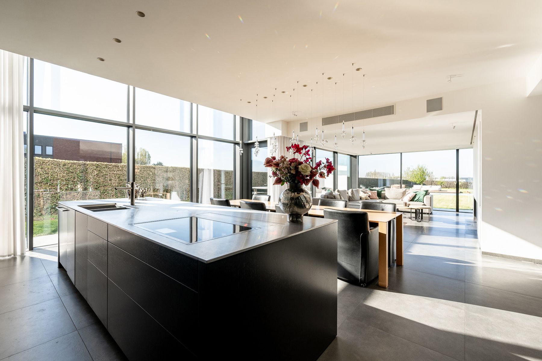 Unieke eigentijdse villa met zwembad foto 3