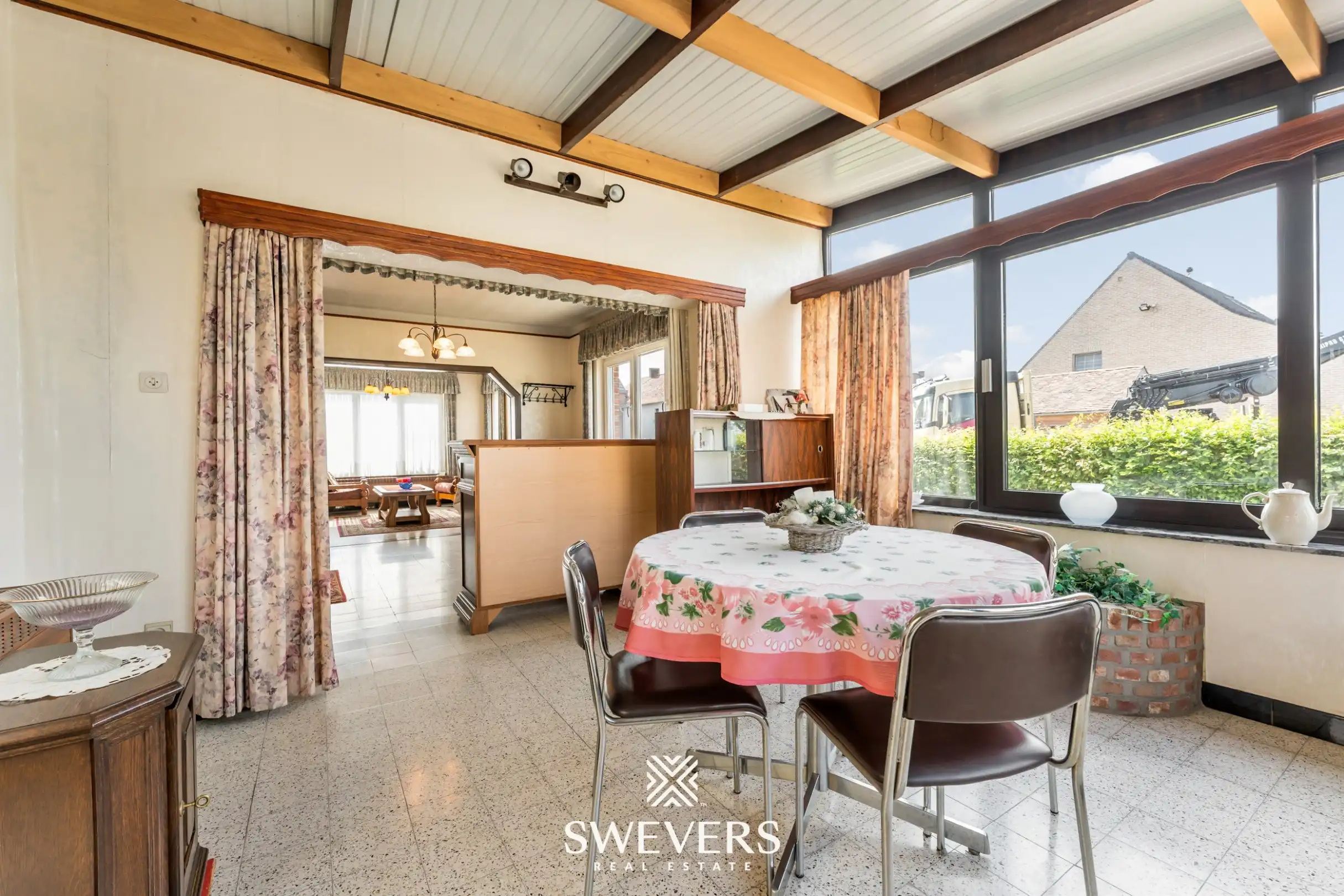 Ruime open bebouwing met 4 slaapkamers, grote garage en zonnig perceel van 15 are 28 ca foto 8