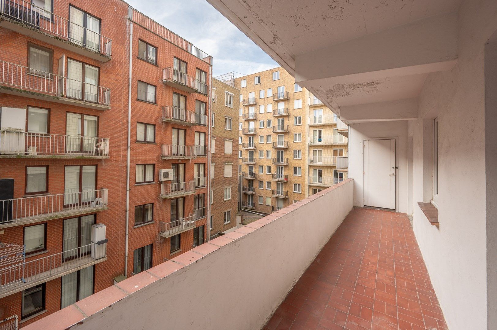 Ruim appartement met breed frontaal zeezicht te duinbergen foto 11
