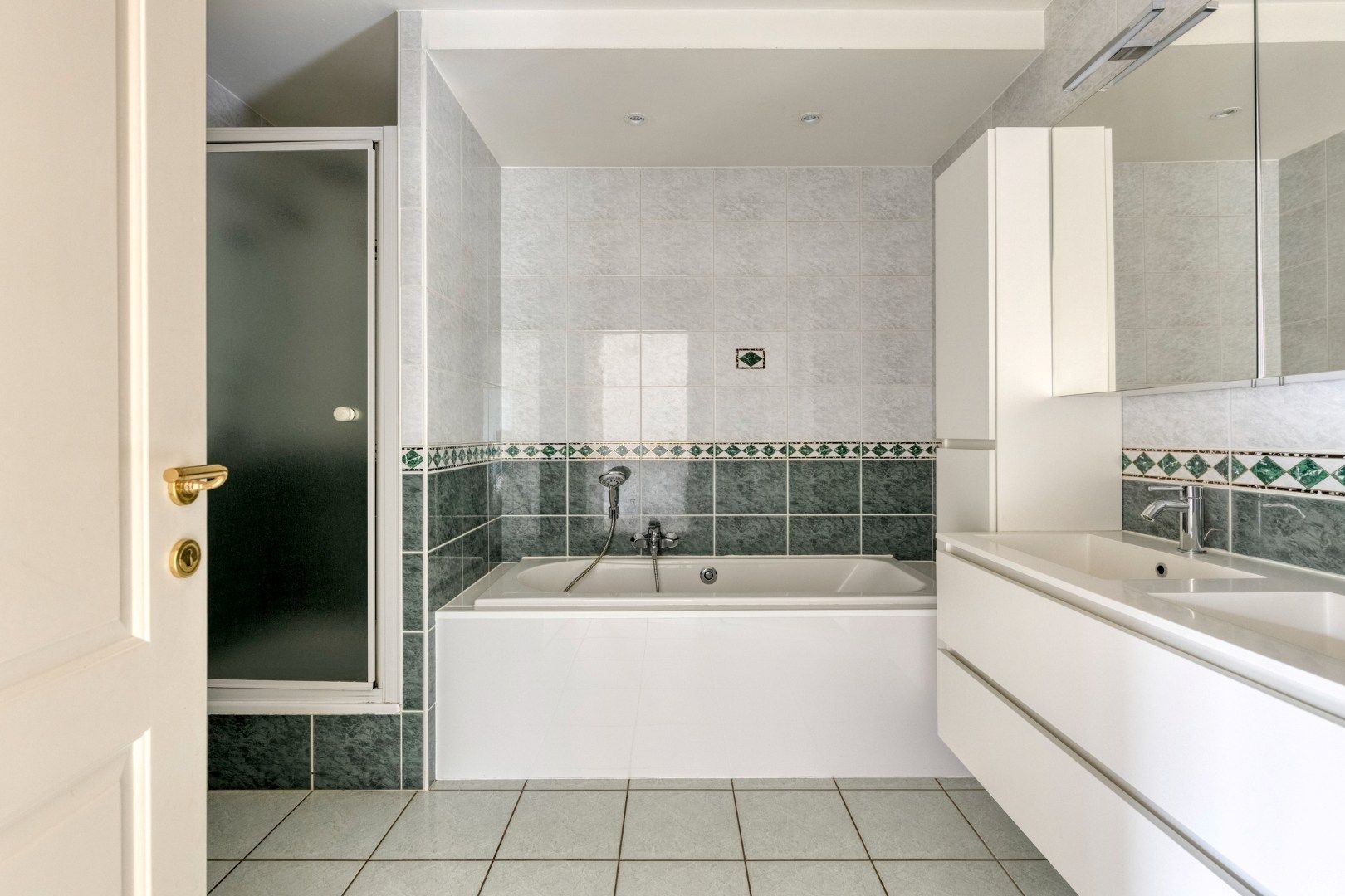 Riant dakappartement met terras en garage foto 12