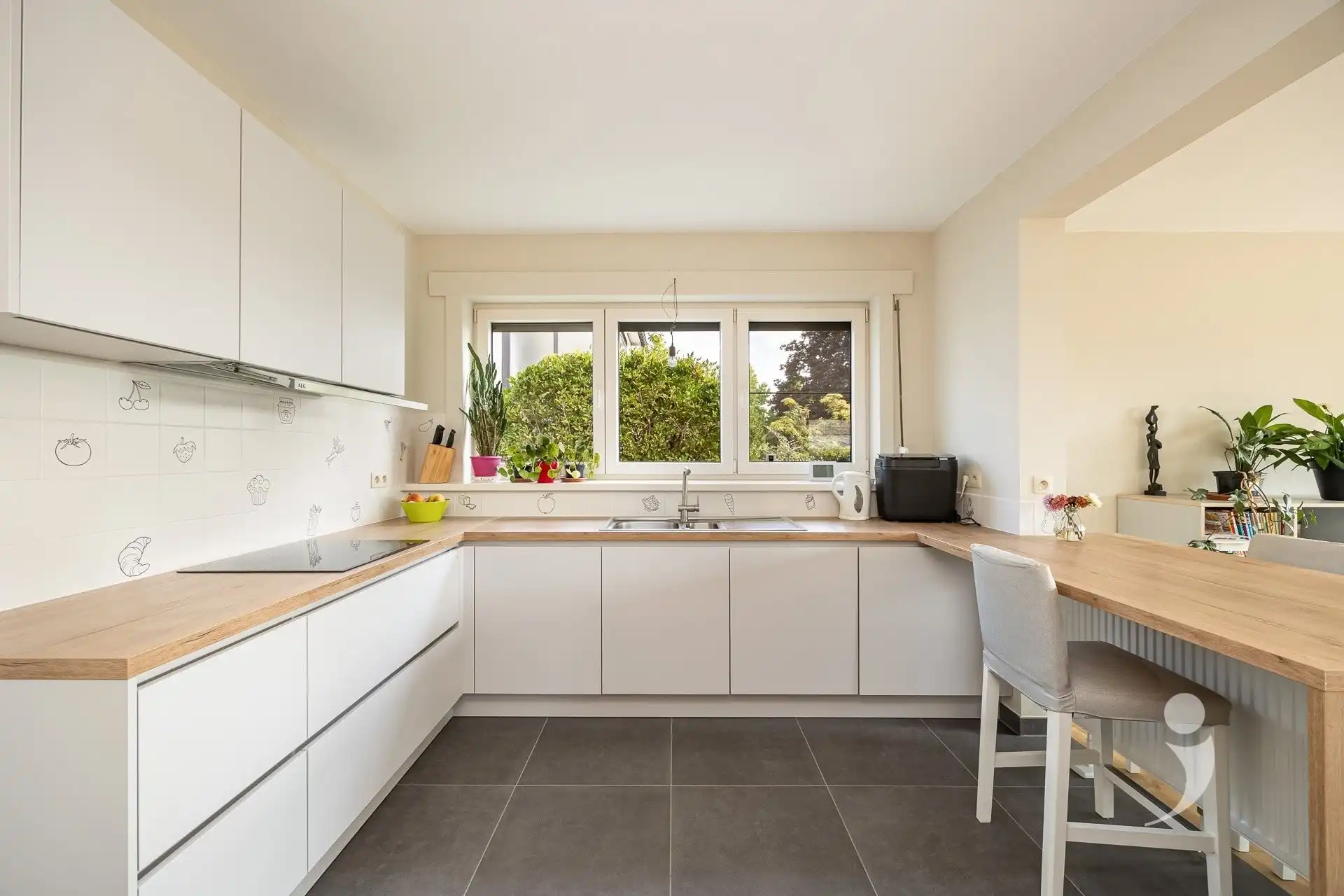 Gerenoveerde woning met prachtig zicht over de velden foto 9