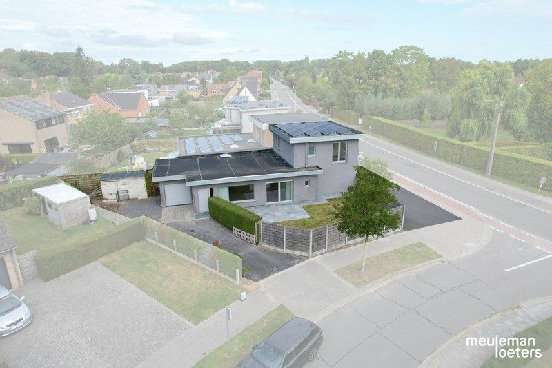 Eigentijdse woning met garage en beroepsgedeelte foto {{pictureIndex}}