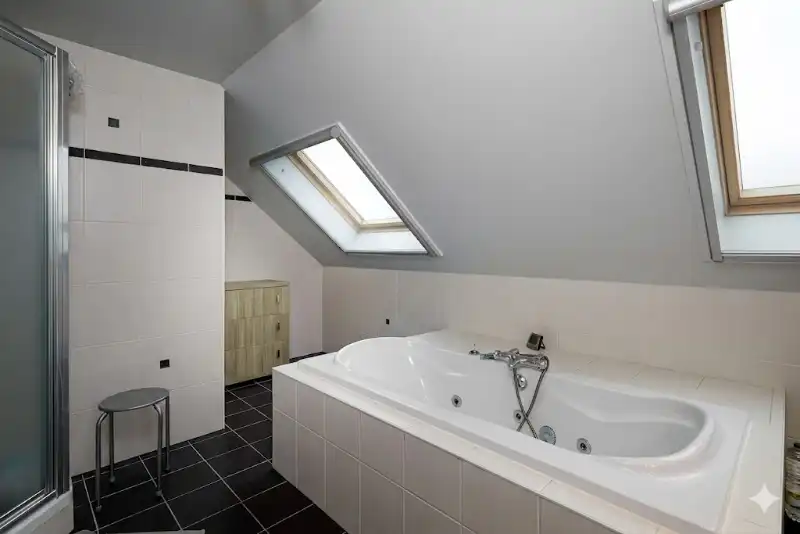 Roeselare –&nbsp; stijlvolle villa met zonnige tuin, 5 slaapkamers/bureel, dubbele garage en ruime carport. opp 564 m². foto 15