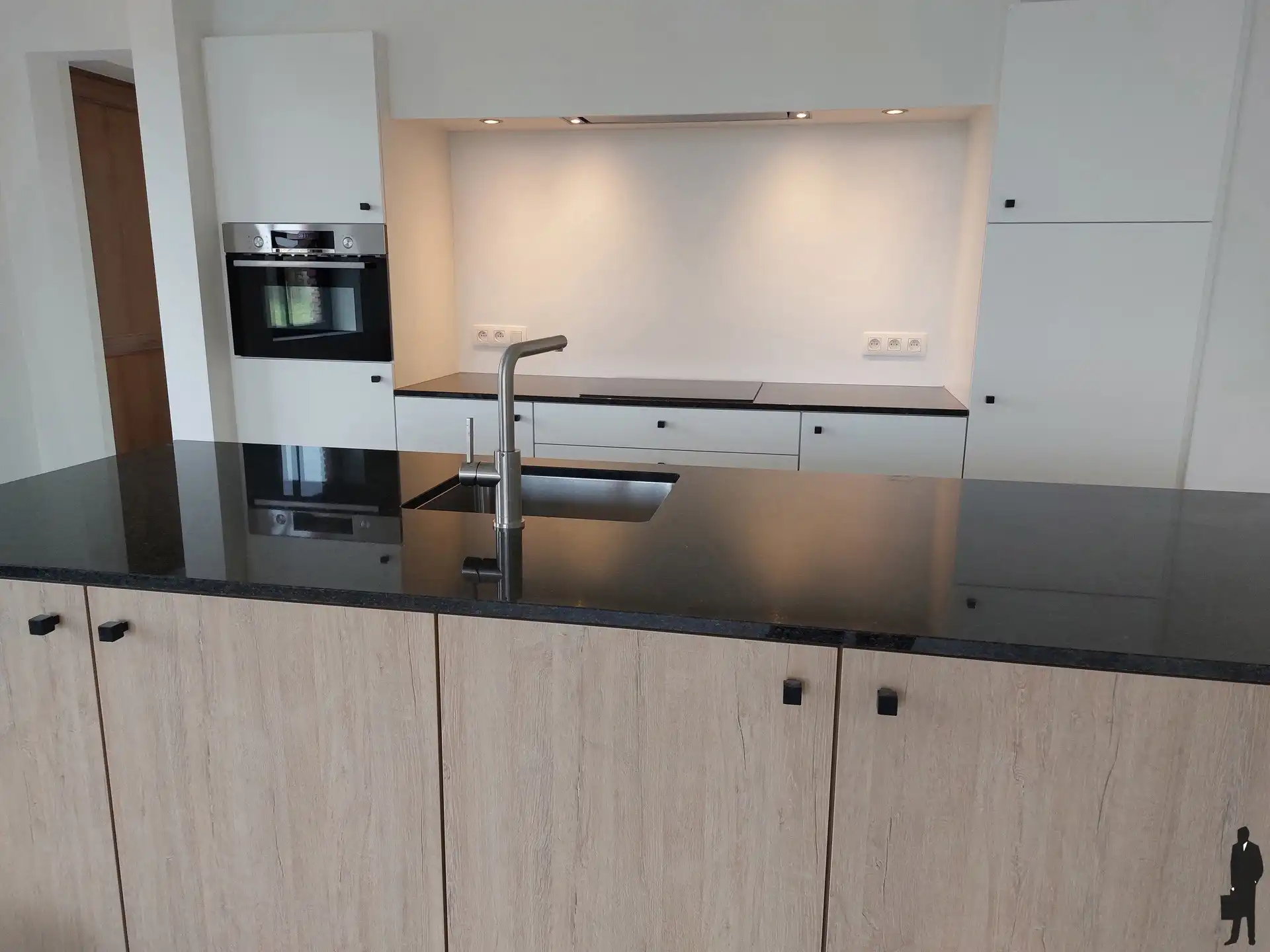 Zeer recente (nieuwbouw 2 jaar oud) energiezuinige halfopen bebouwing met 3 slaapkamers, nieuwste technieken zoals warmtepomp, zonnepanelen, … en open zicht op veel groen van de omliggende landerijen. foto 3