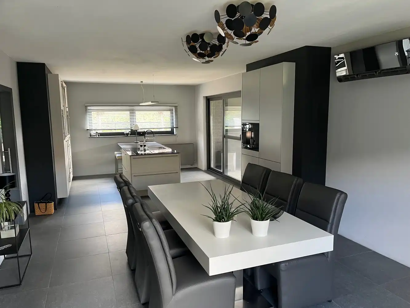 Licht, ruimte en luxe: energiezuinige, recente villa met 5 slk te koop in Maasmechelen! foto 6