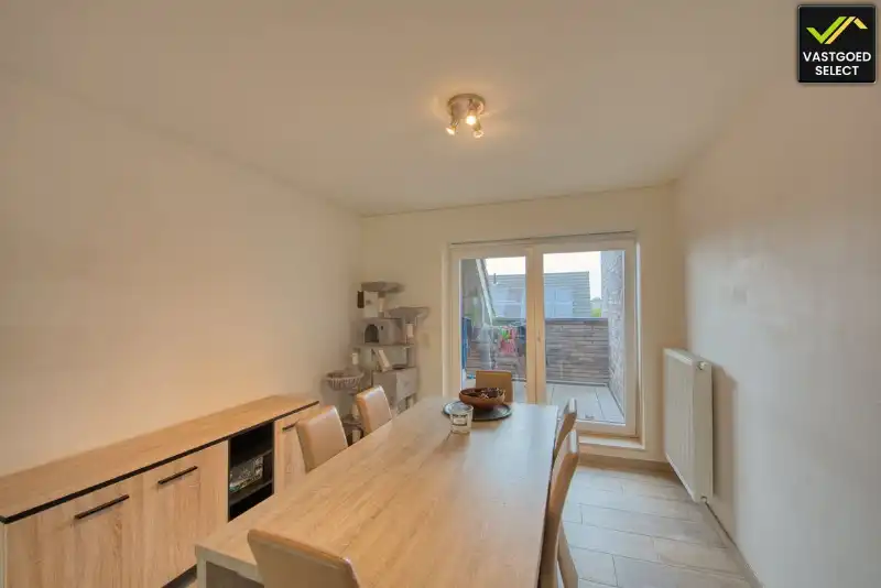 Energiezuinig duplexappartement met 2 slaapkamers, zonnepanelen, ruim terras, garage en parkeerplaats in Adegem foto 4