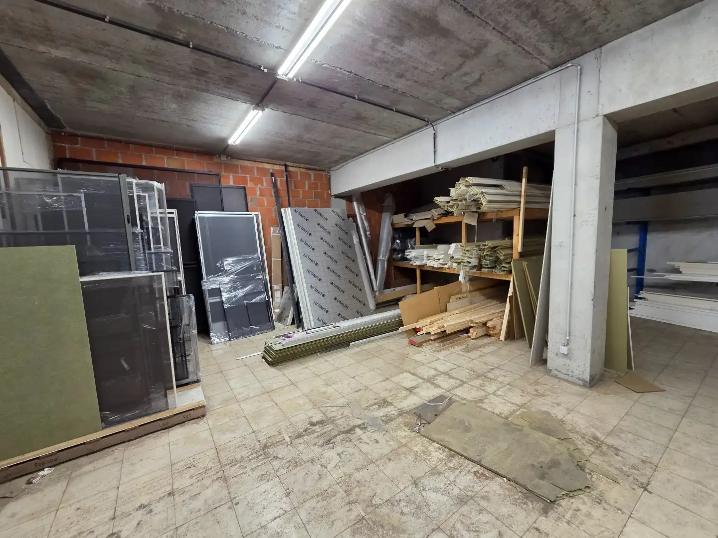 Magazijn van 220m² op commercieel centrum Pottelberg foto 7