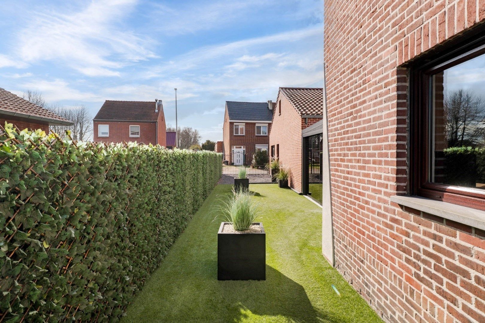 Gerenoveerde, goed onderhouden woning nabij het centrum van Bree mét een grote garage/werkplaats bereikbaar langs de Filterstraat aan de achterzijde van de woni foto 31