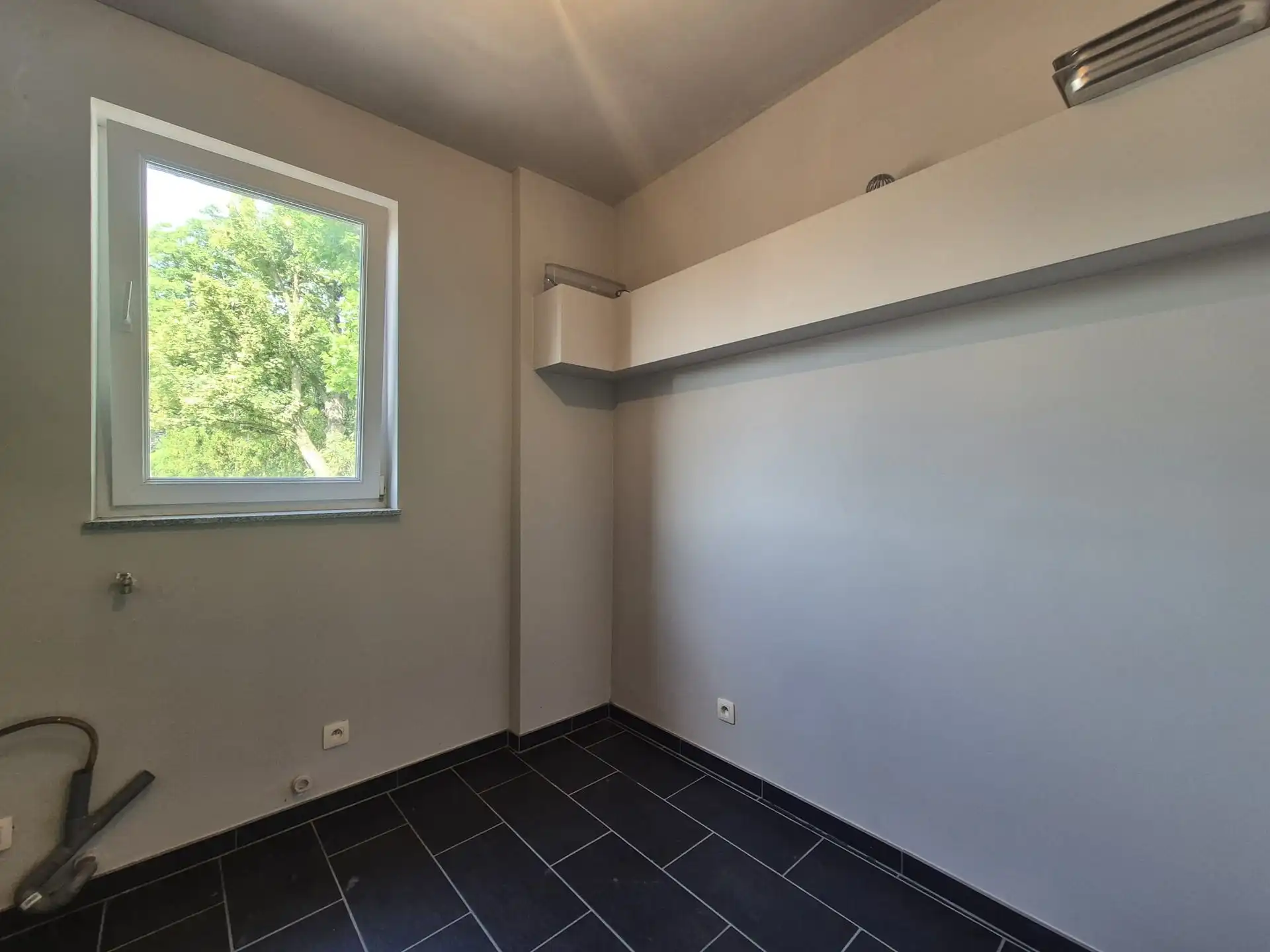 Instapklaar lichtrijk appartement met dakterras boven bakkerij “Hoste”. foto 15