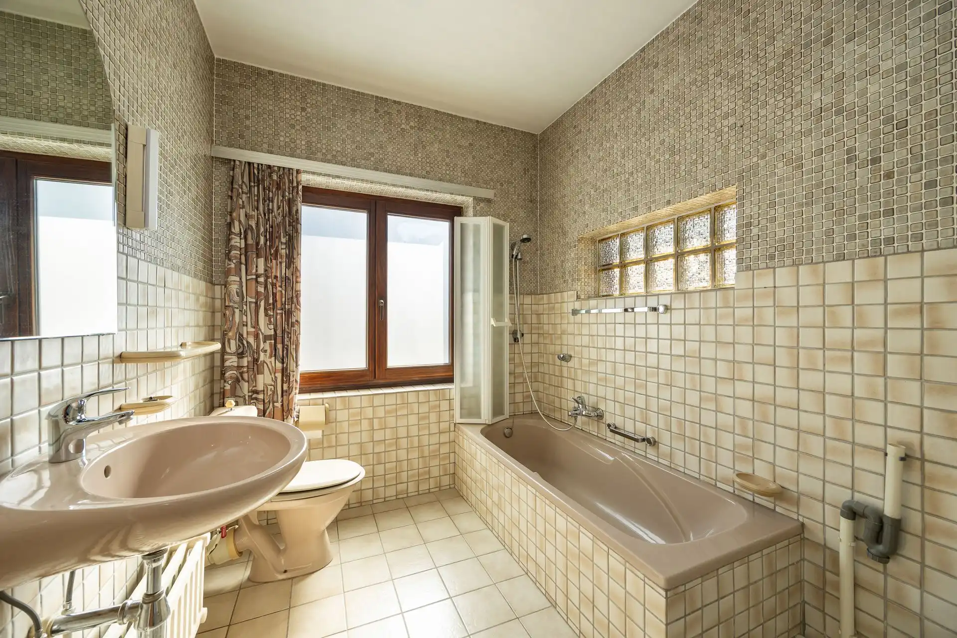 Ruime halfopen bebouwing met 5 slaapkamers, garage en zonnige tuin op toplocatie! foto 26