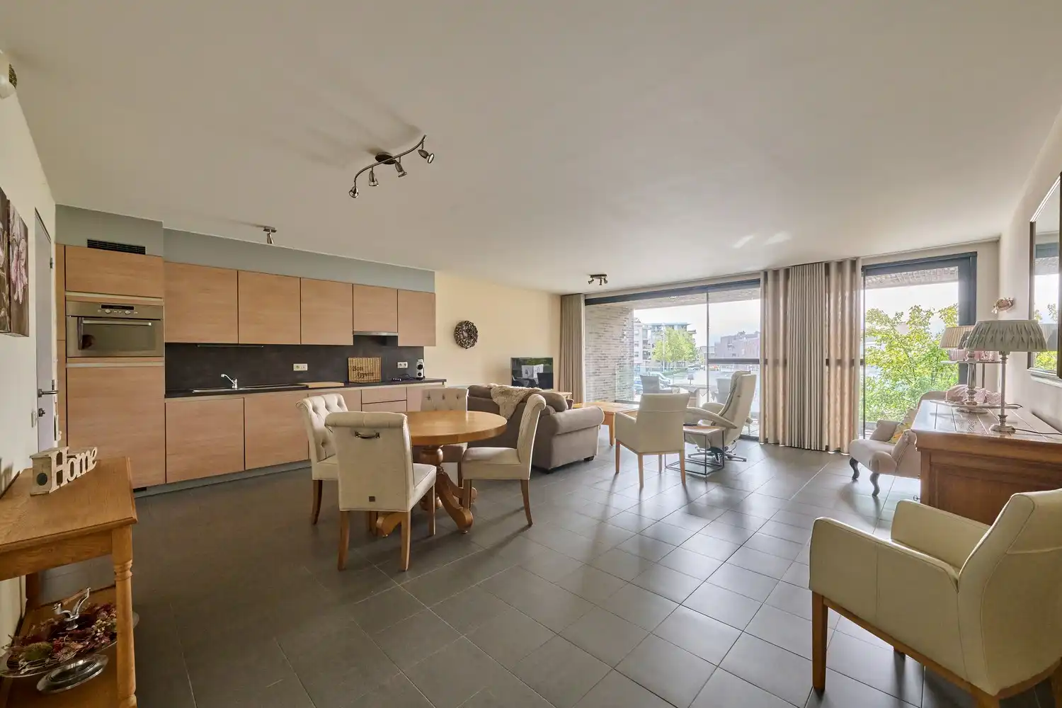 Senioren appartement gelegen op de eerste verdieping met zongericht terras en fijn uitzicht op het stadsplein foto 9