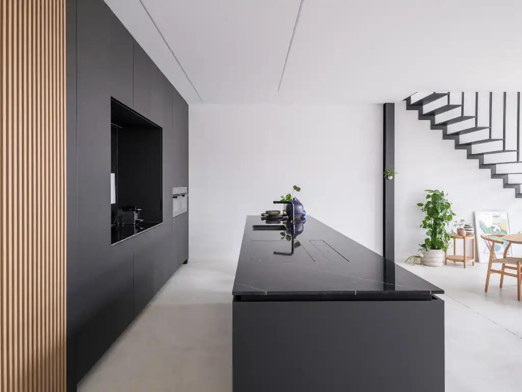 Luxueus en tijdloos – Exceptionele loft met 2 slaapkamers, aparte bureauruimte en ruim terras in een beschermd gebouw met een rijke industriële voorgeschiedenis. foto 4