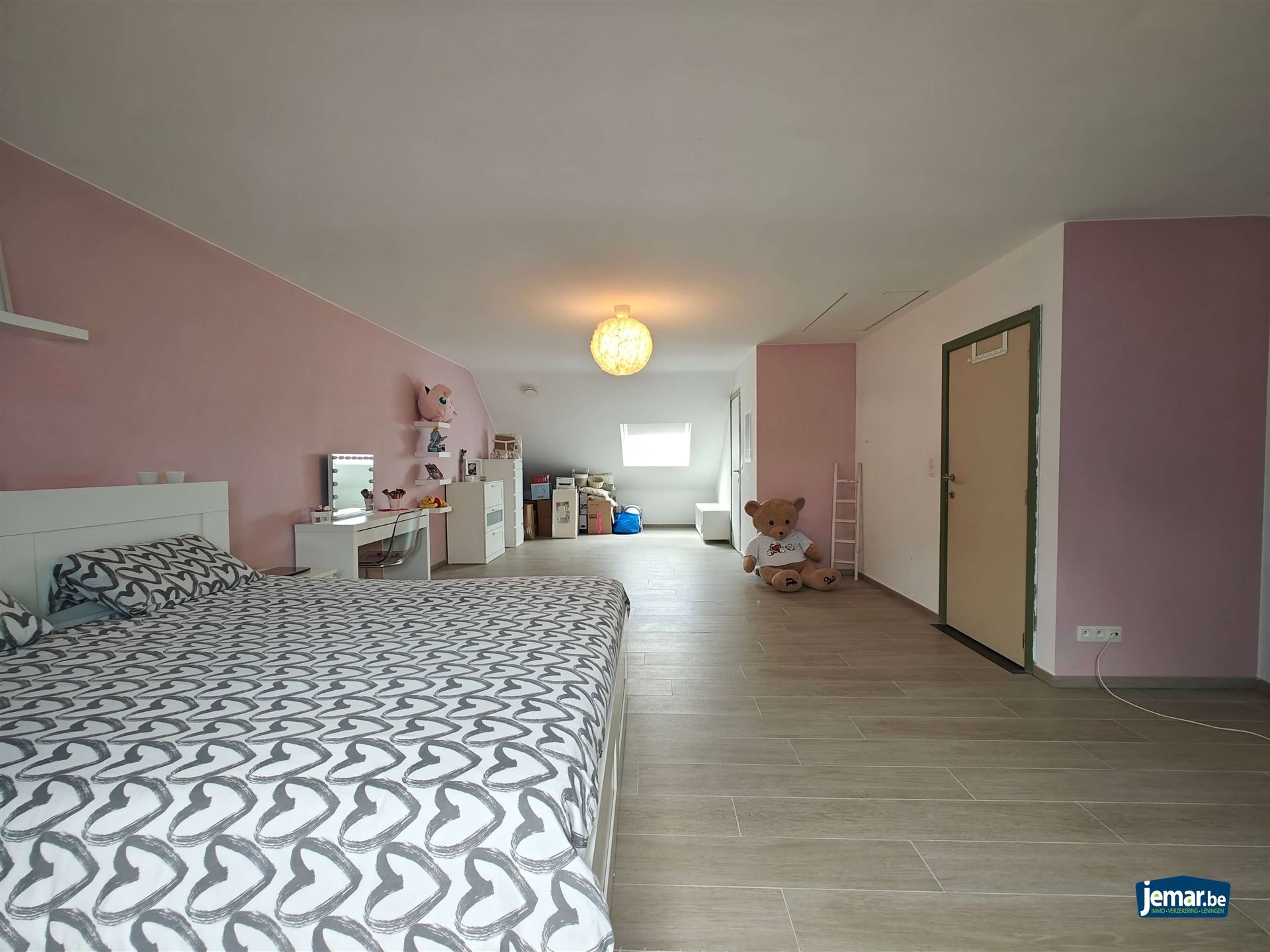 Woning met 5 slaapkamers, 2 badkamers en een grote garage foto 20