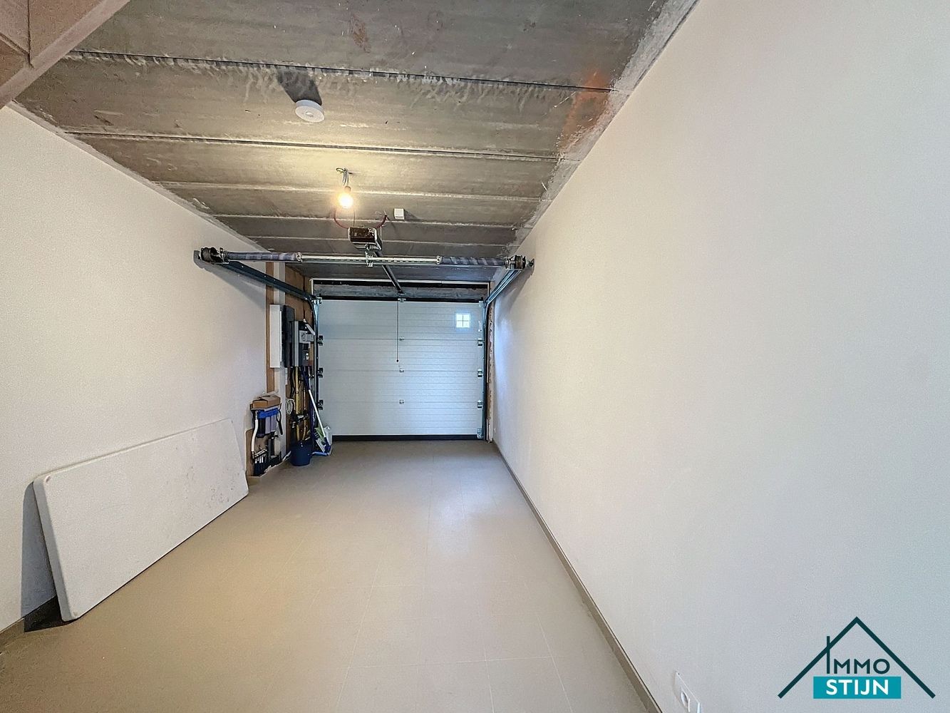 Landelijke woning met ruime tuin en een garage foto 12