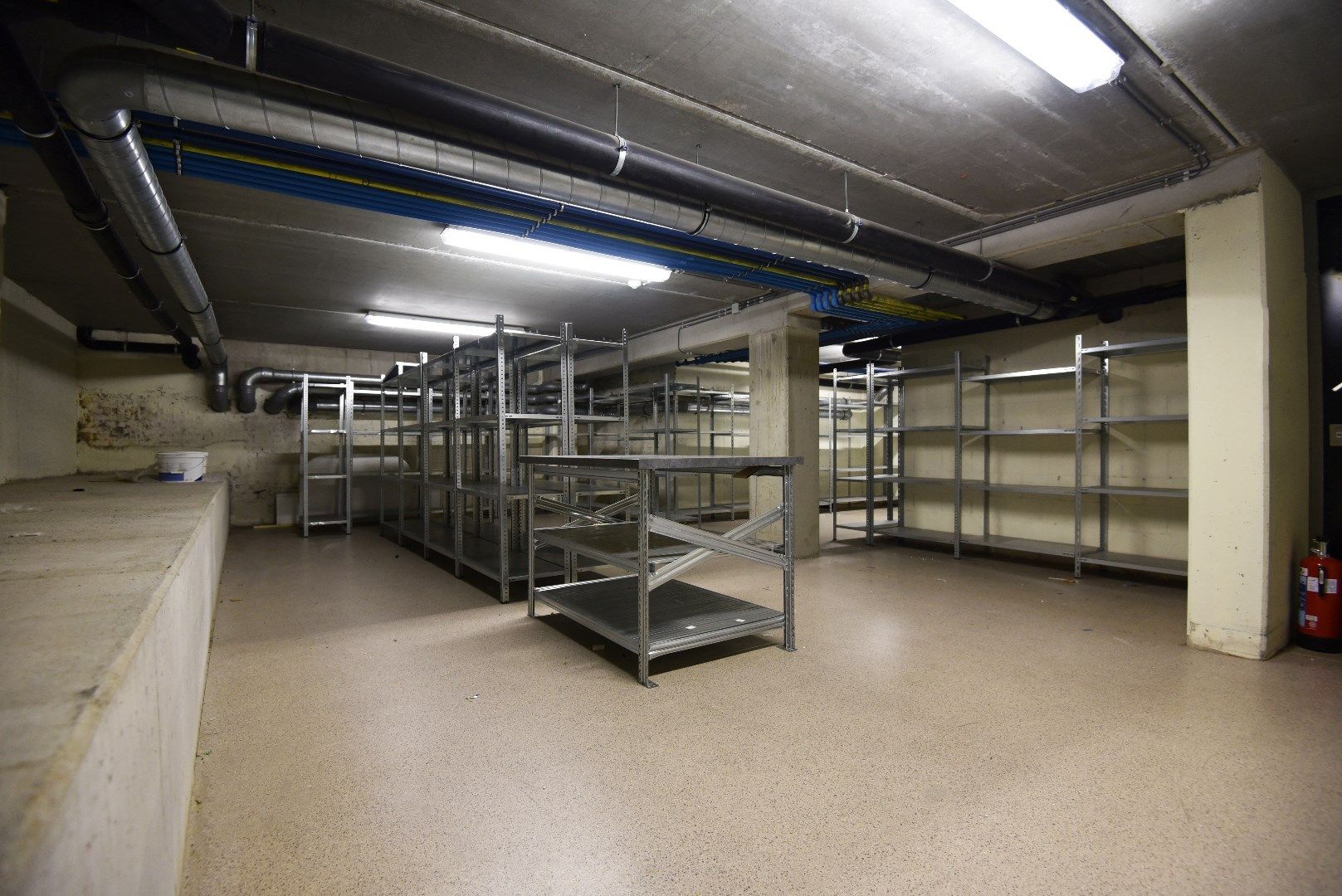 Instapklaar handelspand op commerciële topligging te Eeklo centrum foto 9