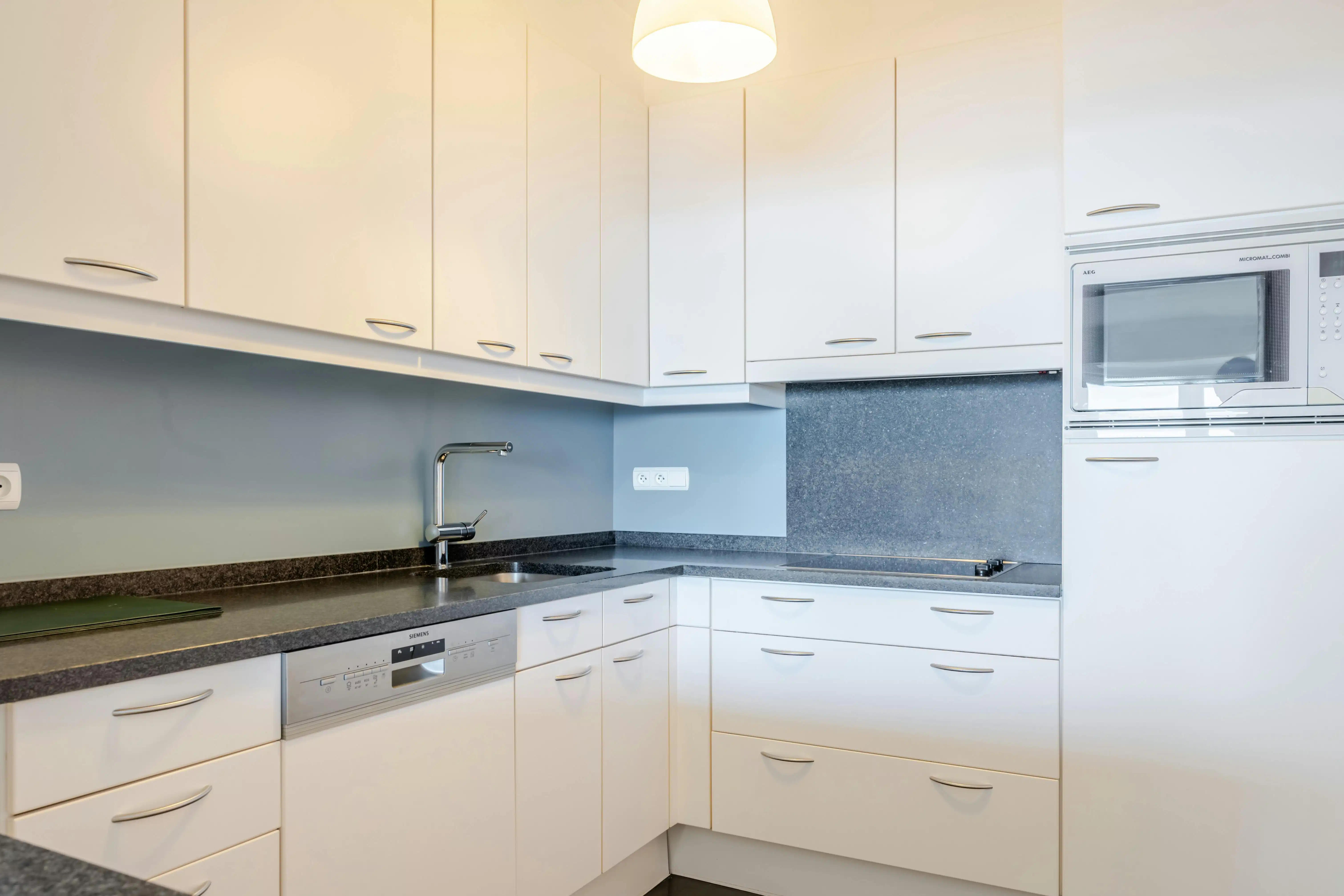 Prachtig gerenoveerd appartement met frontaal zeezicht foto 6