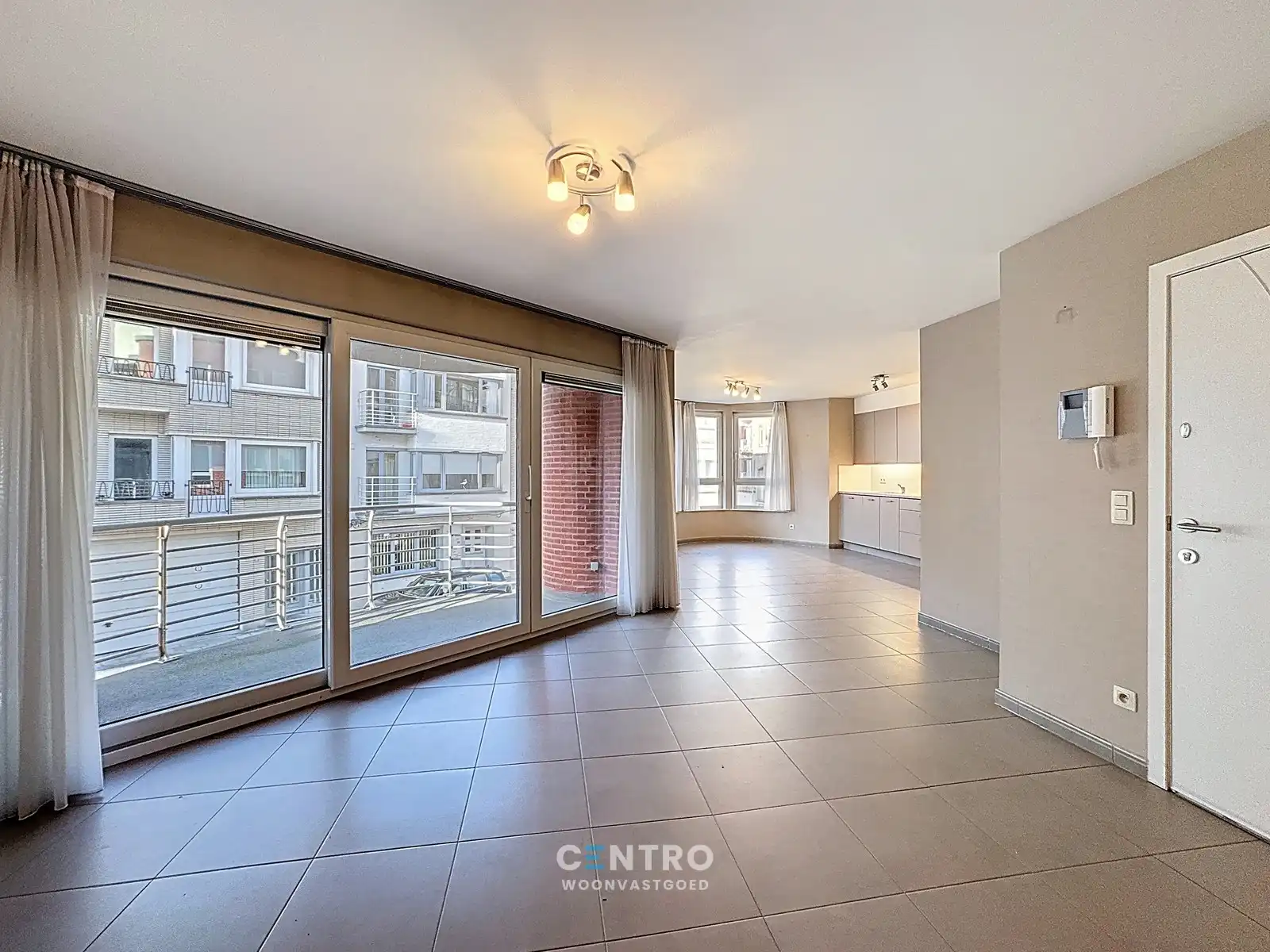 CENTRAAL gelegen appartement met 3 slpks en 2 badks! foto 3