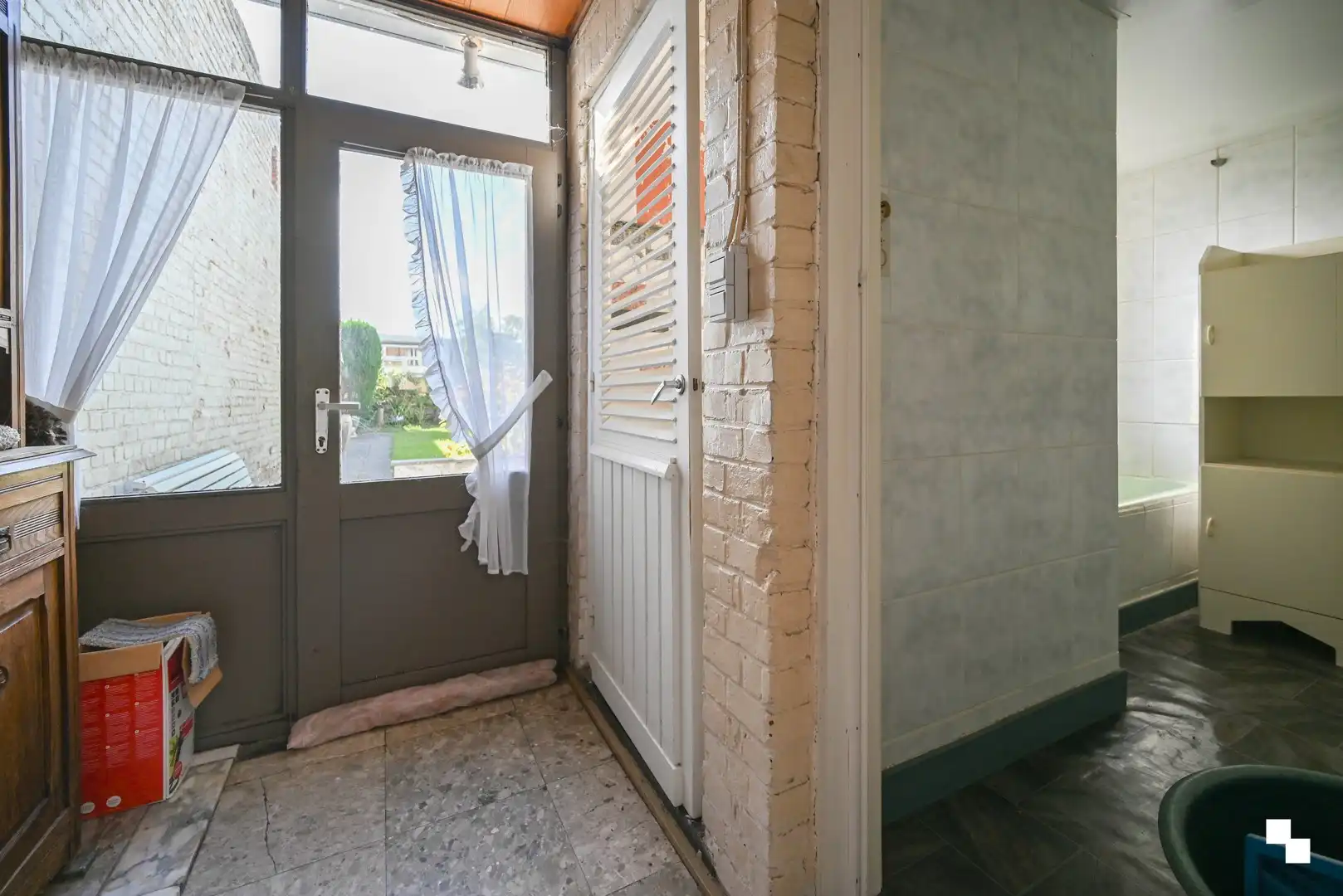 Te renoveren woning met dubbele garage in Oostrozebeke foto 10