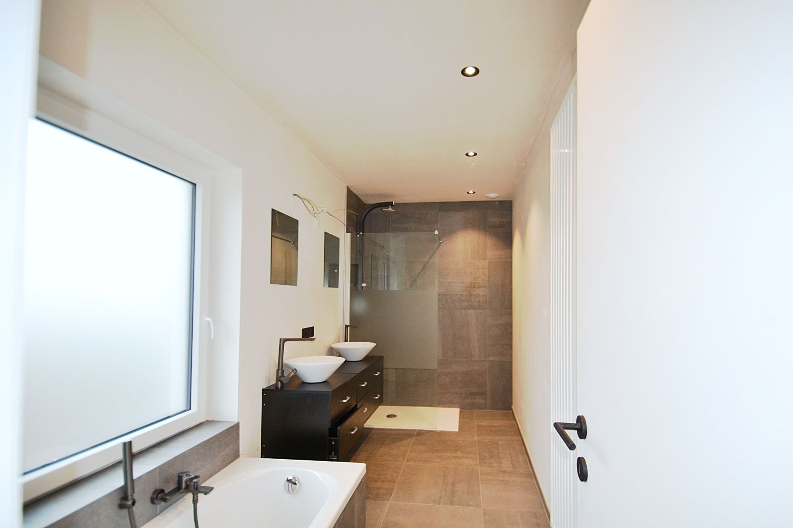 Moderne woning met ruime tuin! foto 9