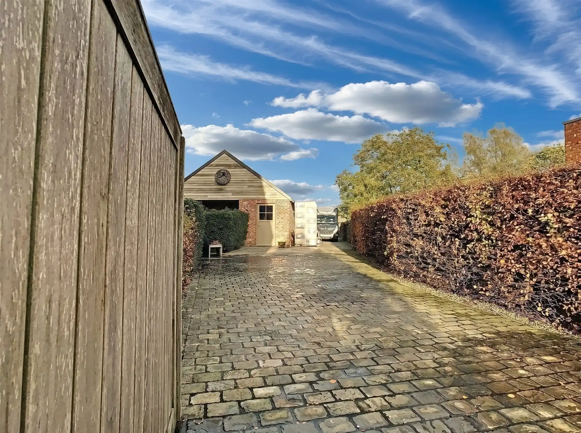 Hoogwaardig afgewerkte pastorijwoning met 6 paardenstallen  op 2563m² (optie extra grond) foto 4