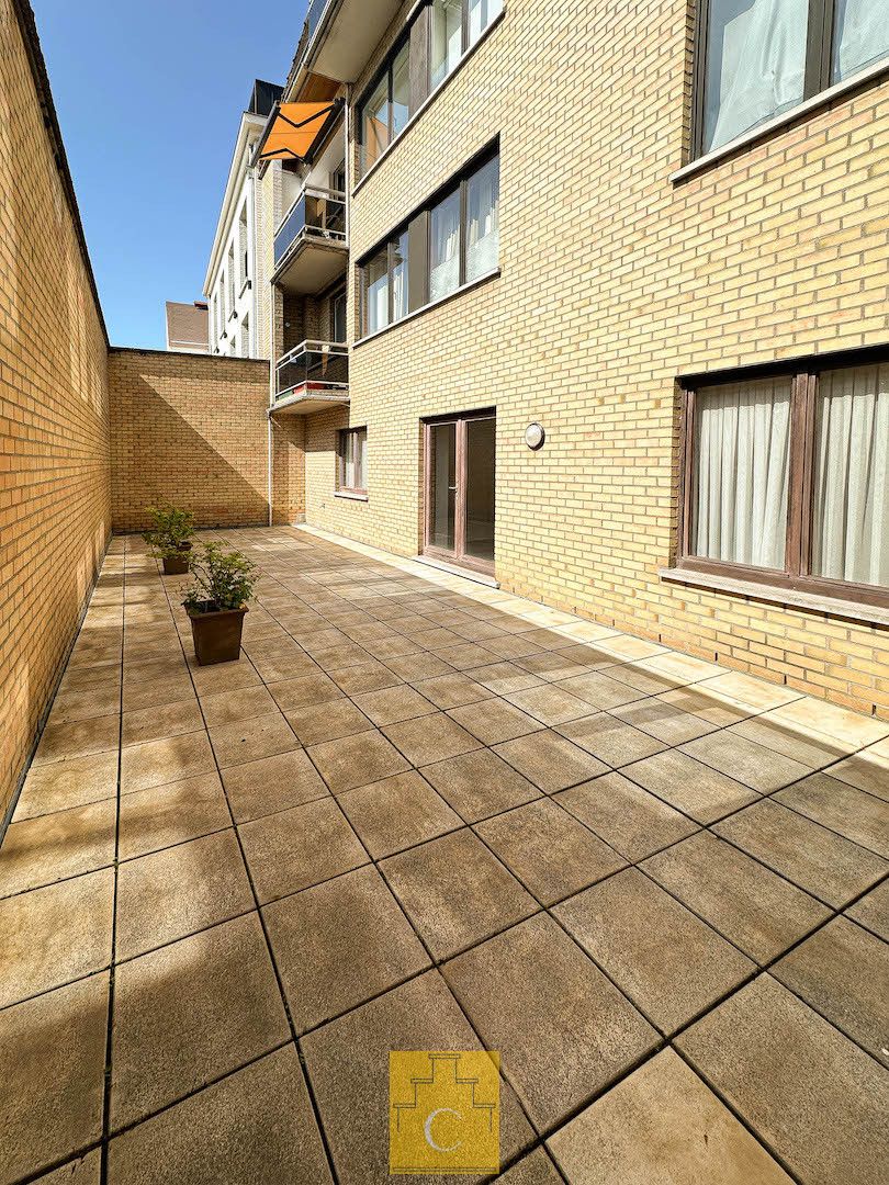 zeer goed onderhouden gelijkvloers appartement (108 m2) op toplocatie in de Moerstraat, met terrras 45 m2 en optionele aankoop kleine autostandplaats en/of grote garagebox foto 2