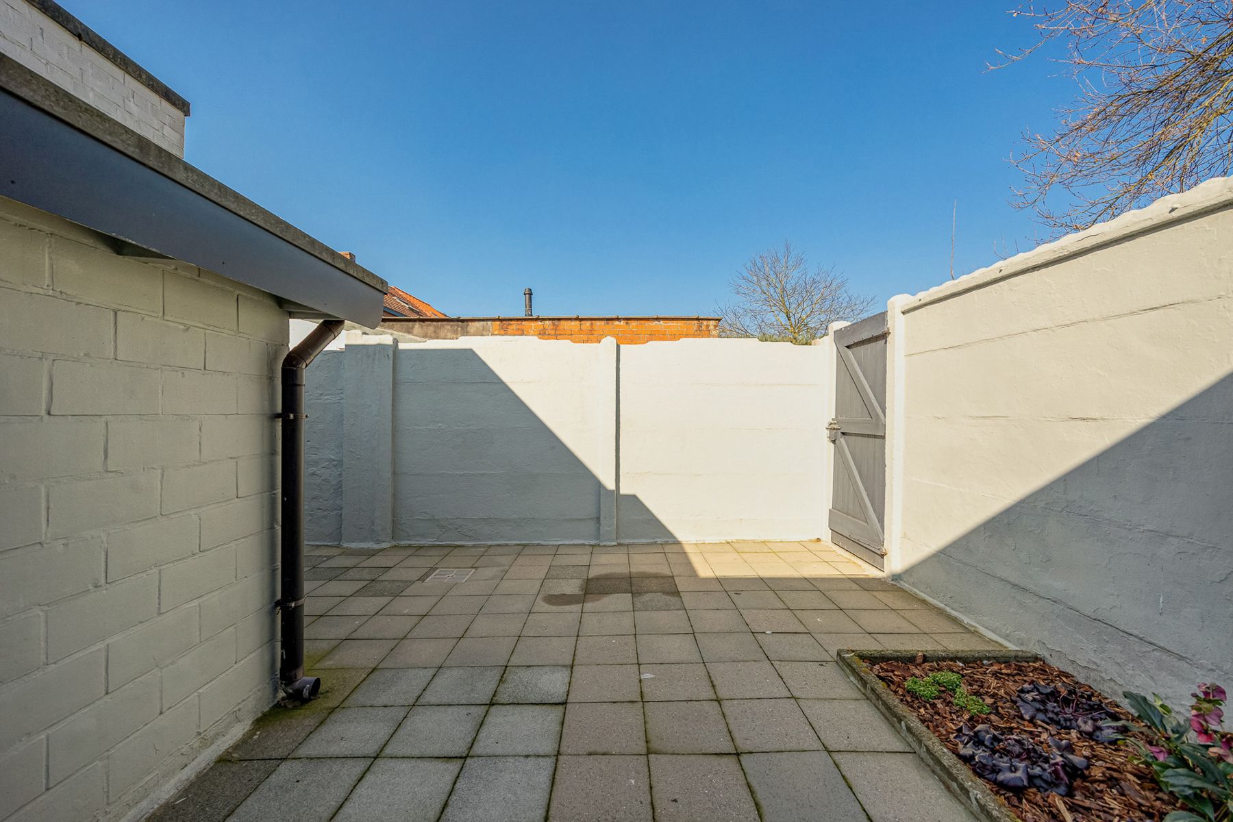 Goed onderhouden woning met stadskoer. foto 16