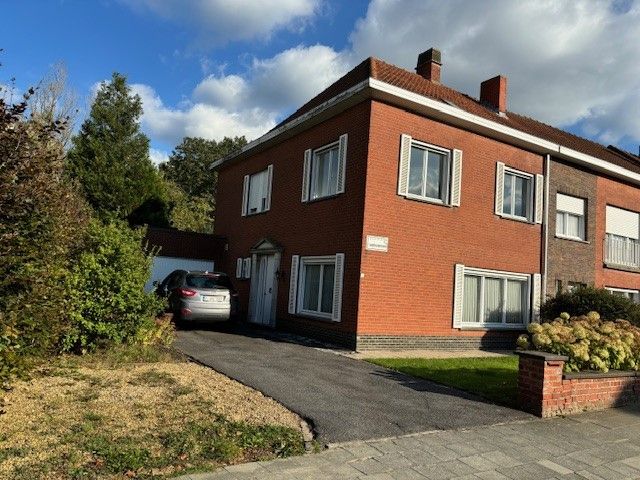 Hoofdfoto van de publicatie: Rustig en toch centraal gelegen, te moderniseren woning met 3 slaapkamers (5 mogelijk)  bureau,  garage en tuin op een tot, oppervl. van 374m².