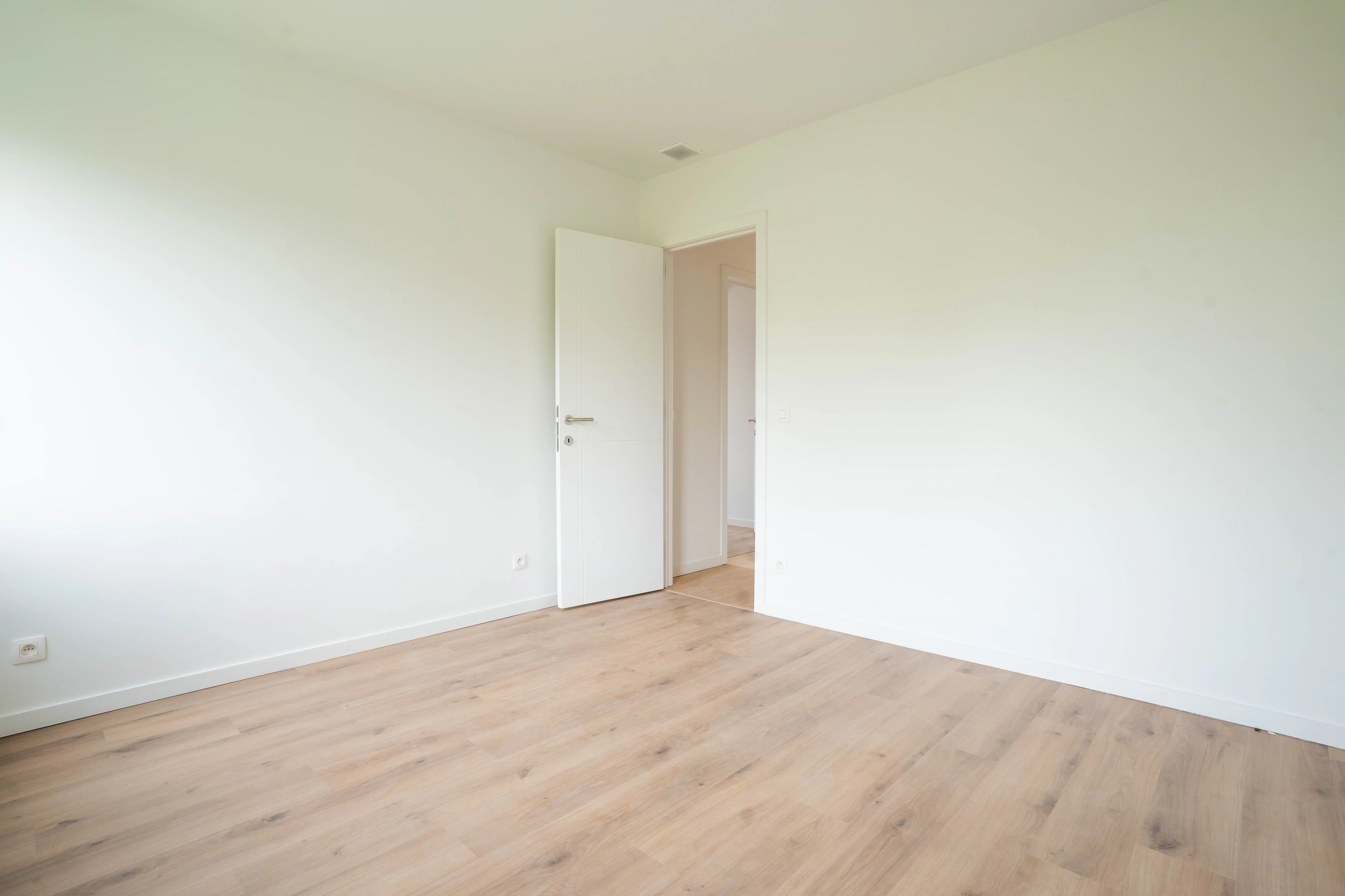 Modern appartement met twee slaapkamers en ruim terras. foto 5