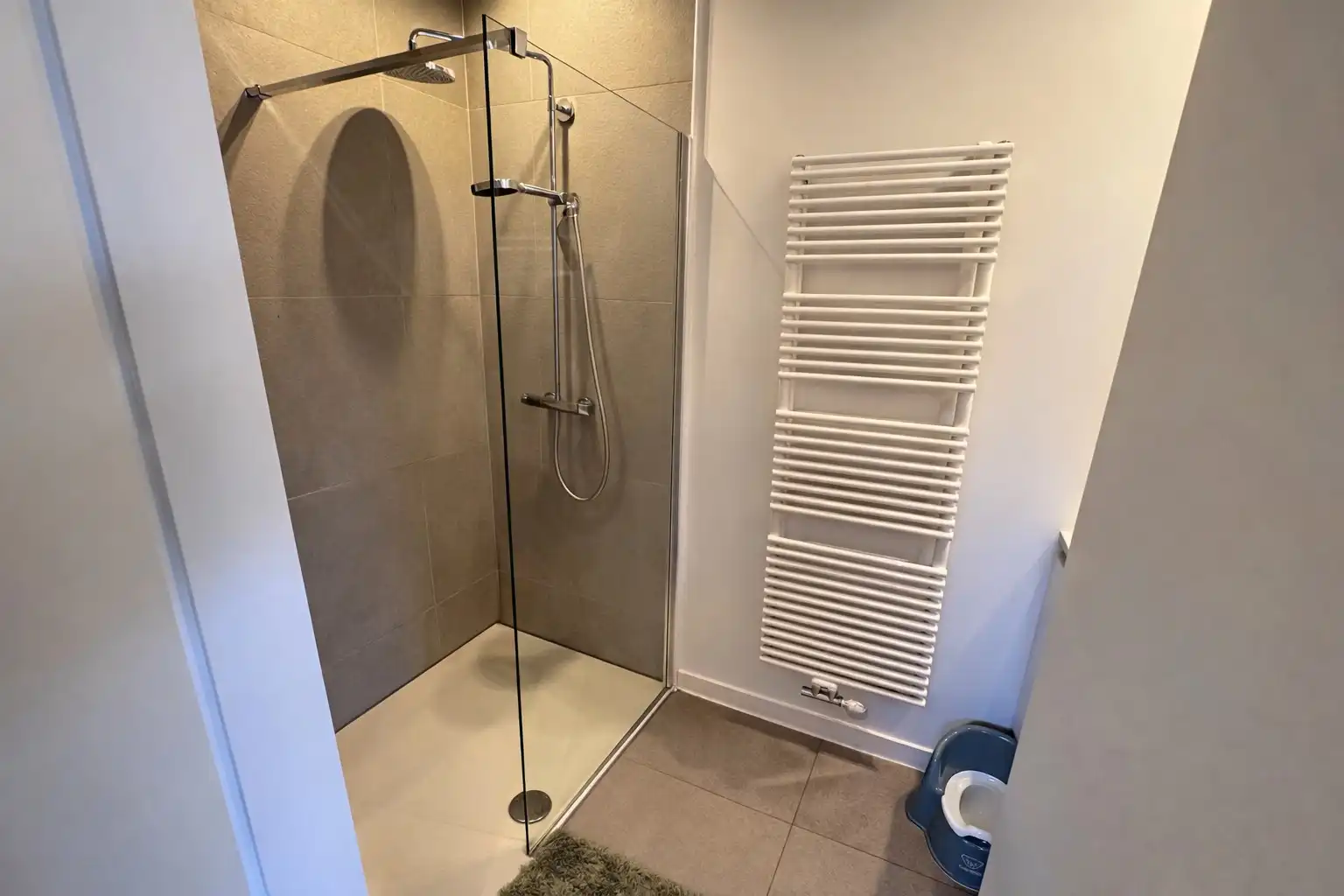 Ruim appartement met 3 slaapkamers, 2 badkamers en garage. foto 10