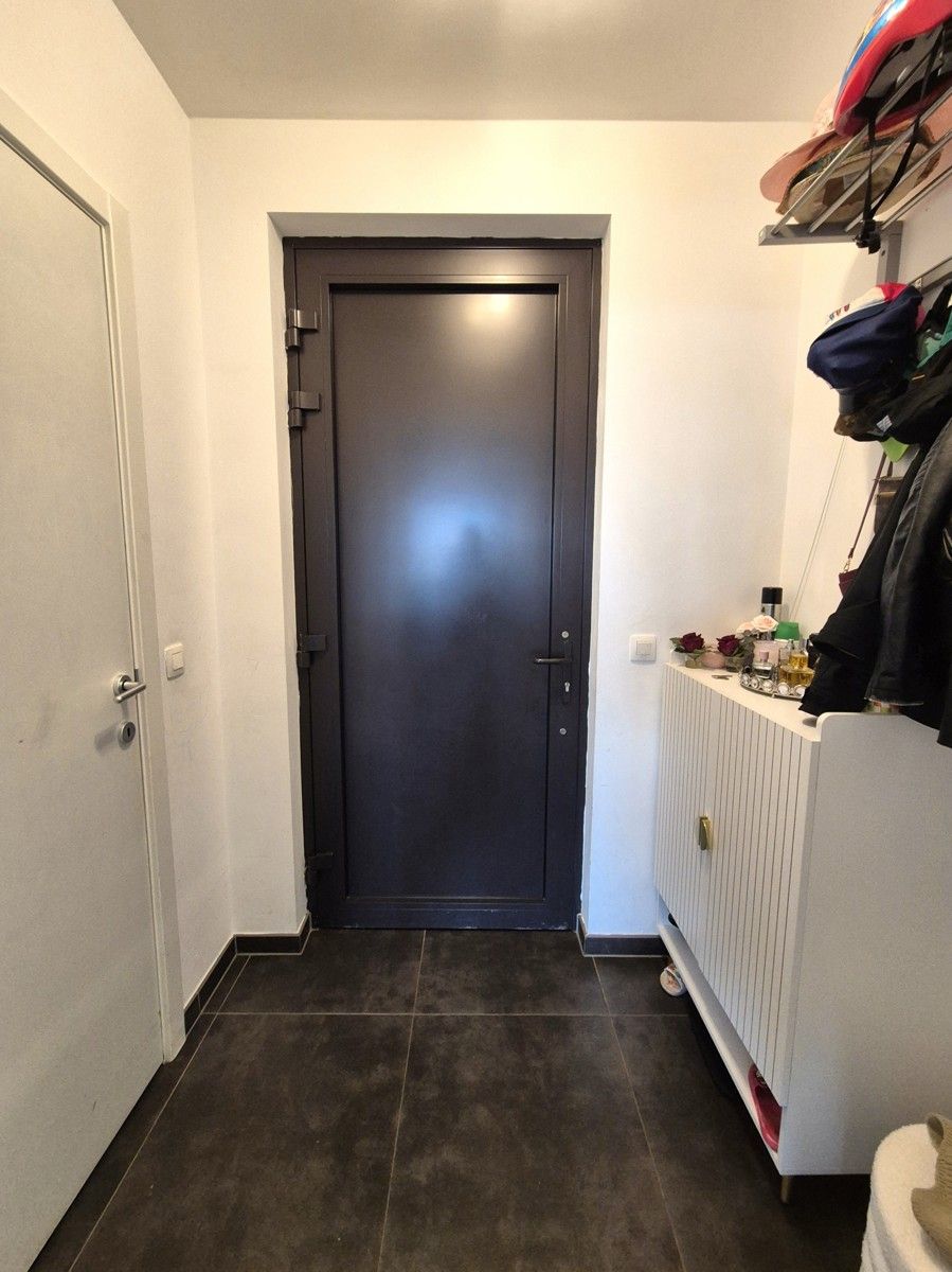 Grote glaspartij naar tuin/terras + recent esthetisch gebouw foto 15