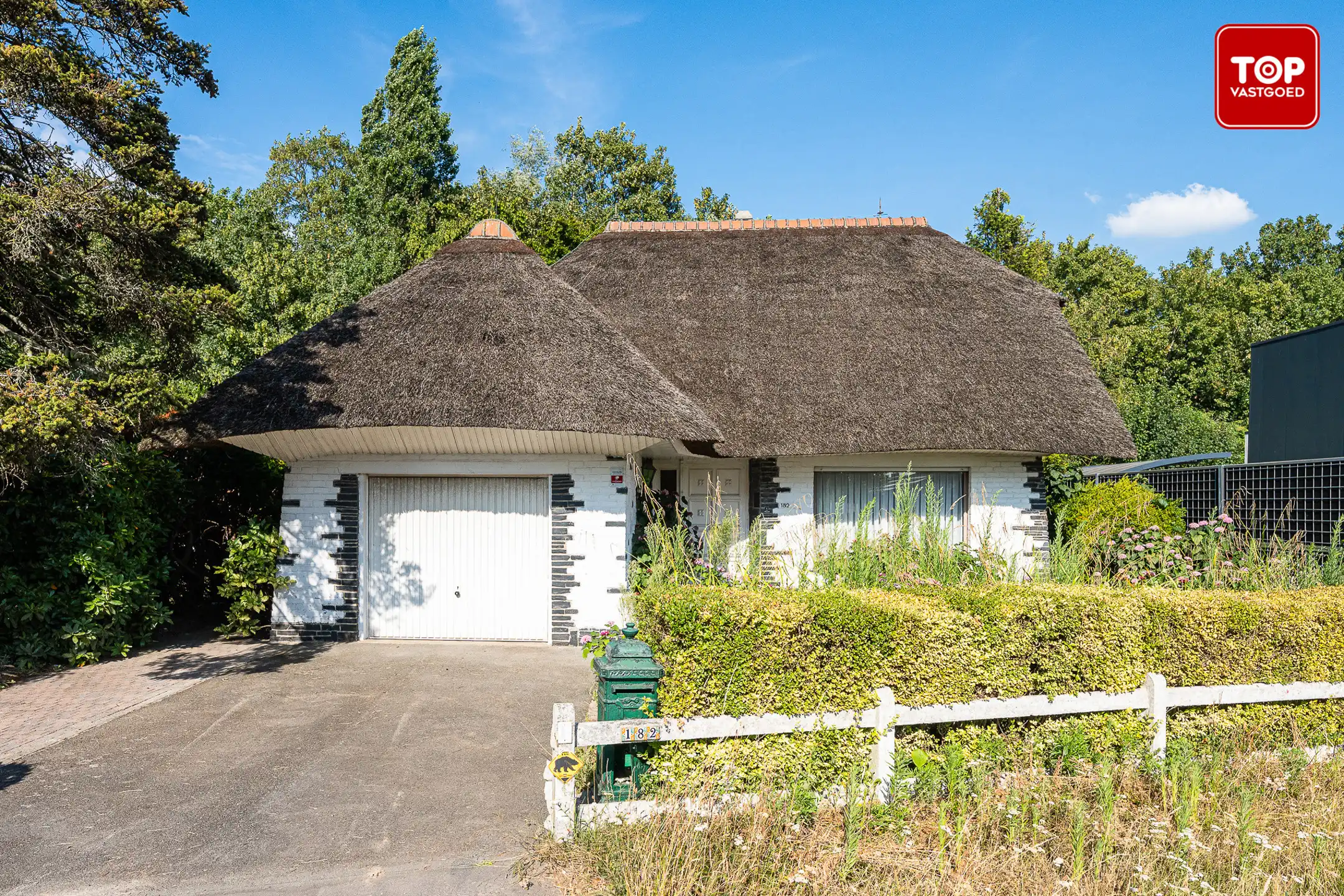 Charmante te renoveren woning met karakter en strooien dak foto 2