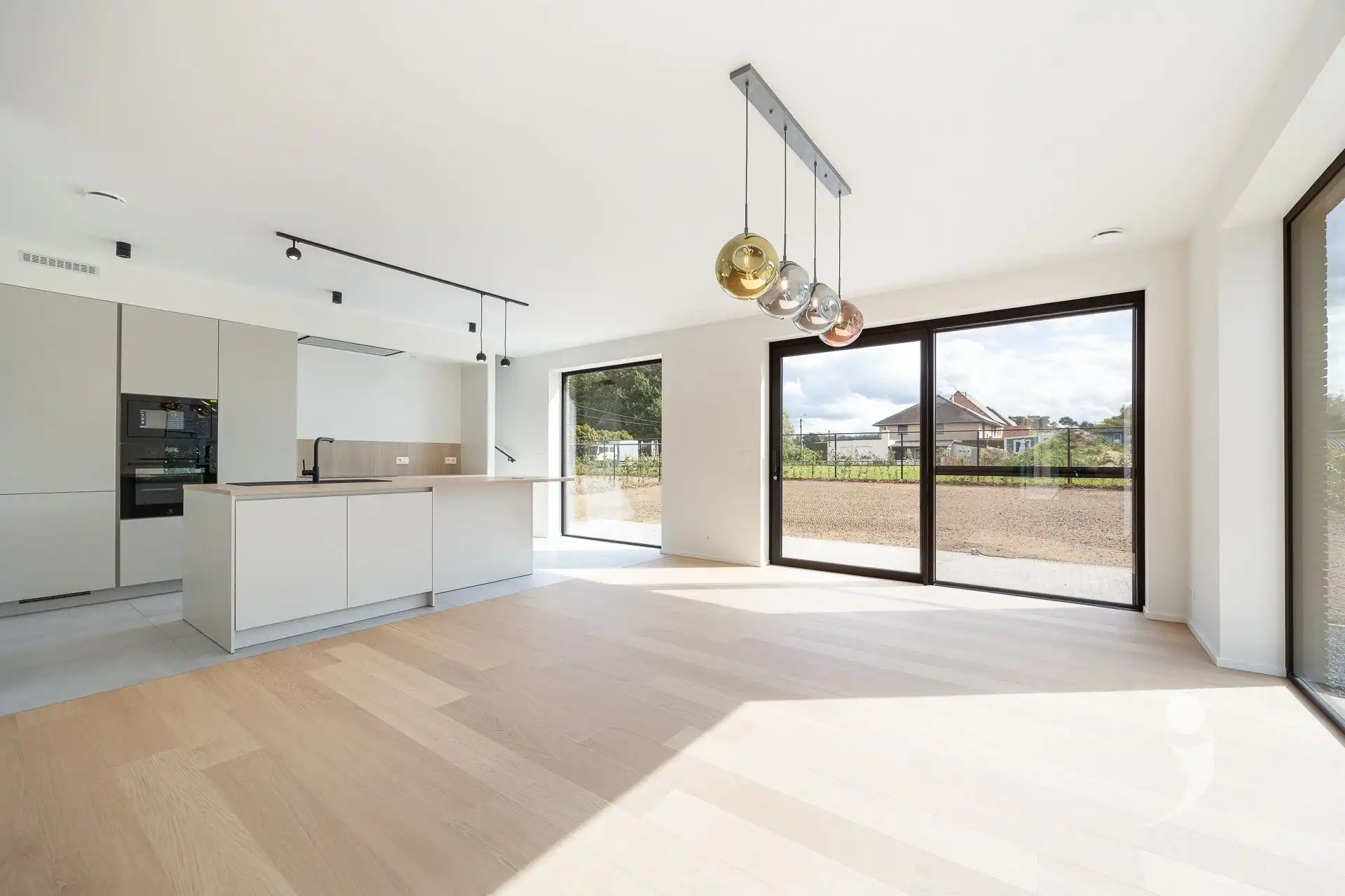 Nieuwbouwwoning met 4 slaapkamers en twee badkamers! foto 6