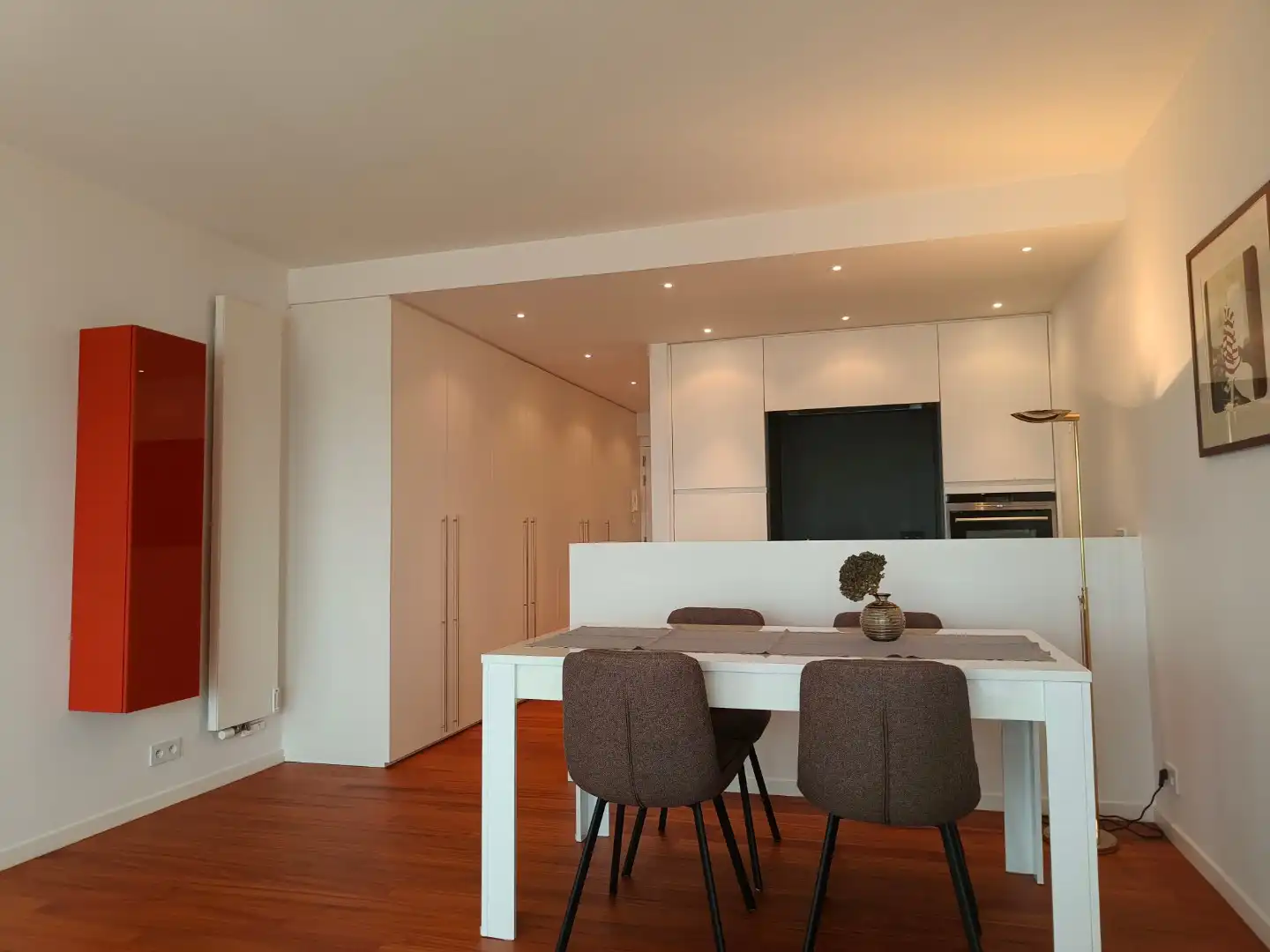 Ongemeubelde studio op zeedijk  met frontaal zeezicht foto 3