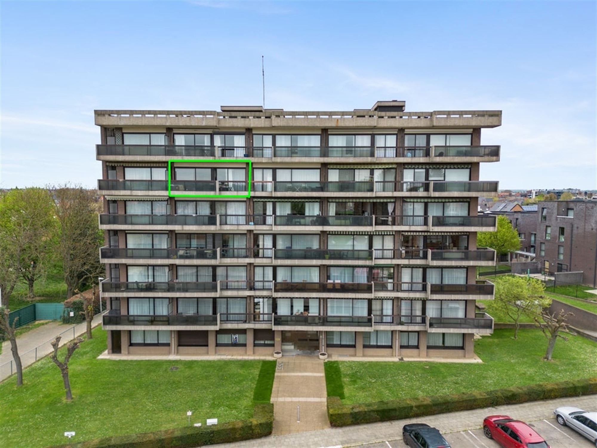 1 SLK APPARTEMENT MET ONDERGRONDSE STAANPLAATS OP CENTRALE LIGGING IN SINT-TRUIDEN  foto 1