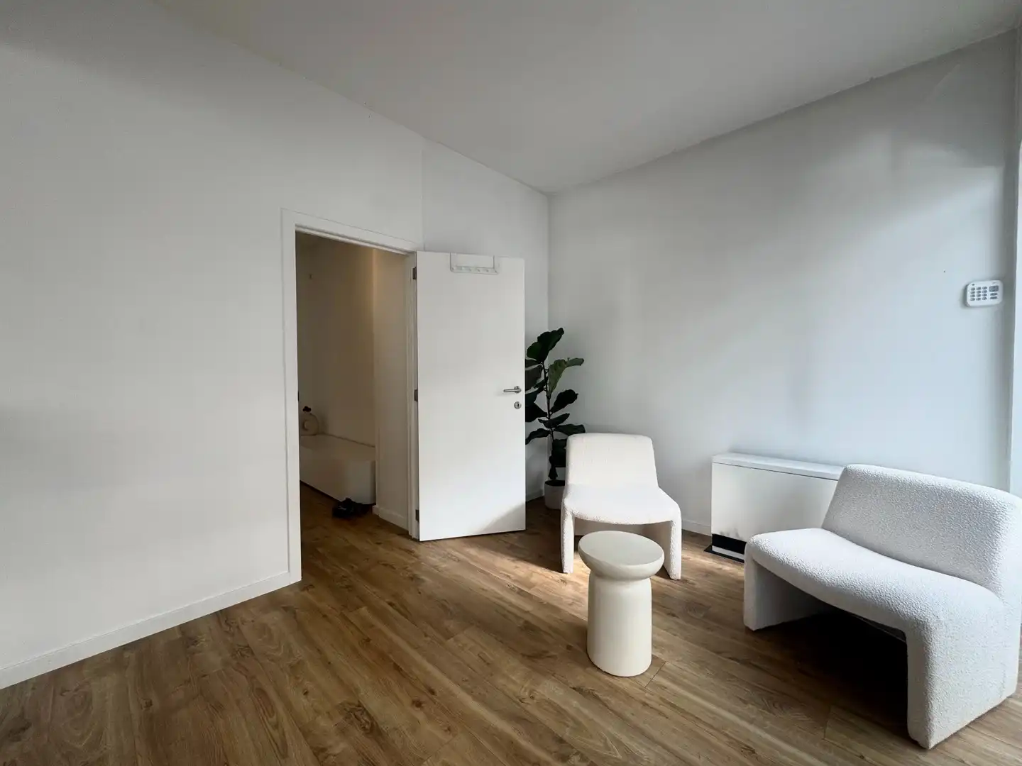 Gelijkvloers handelspand te huur in Genk centrum foto 2