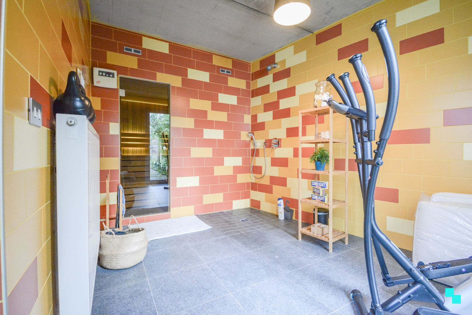 Bijzonder lichtrijke, moderne woning met zwembad te Izegem foto 13