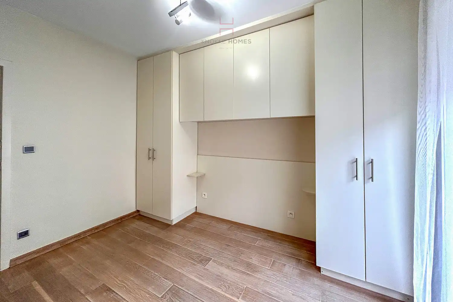 Ongemeubeld twee slaapkamer appartement in de Piers De Raveschootlaan te Knokke. foto 9